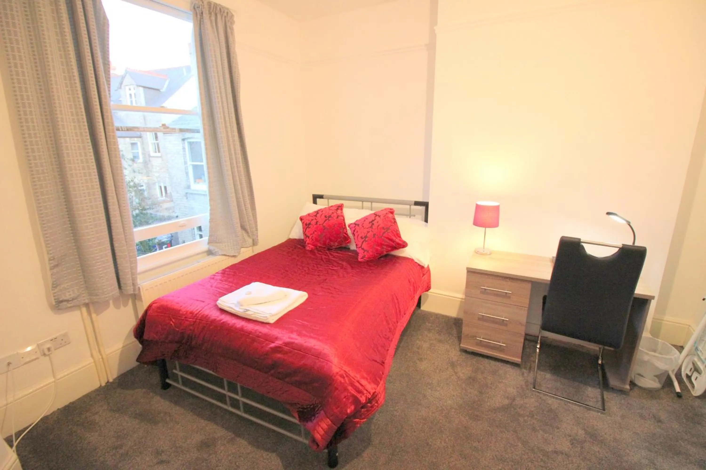 Bed in Cambridge City Rooms by Paymán Club