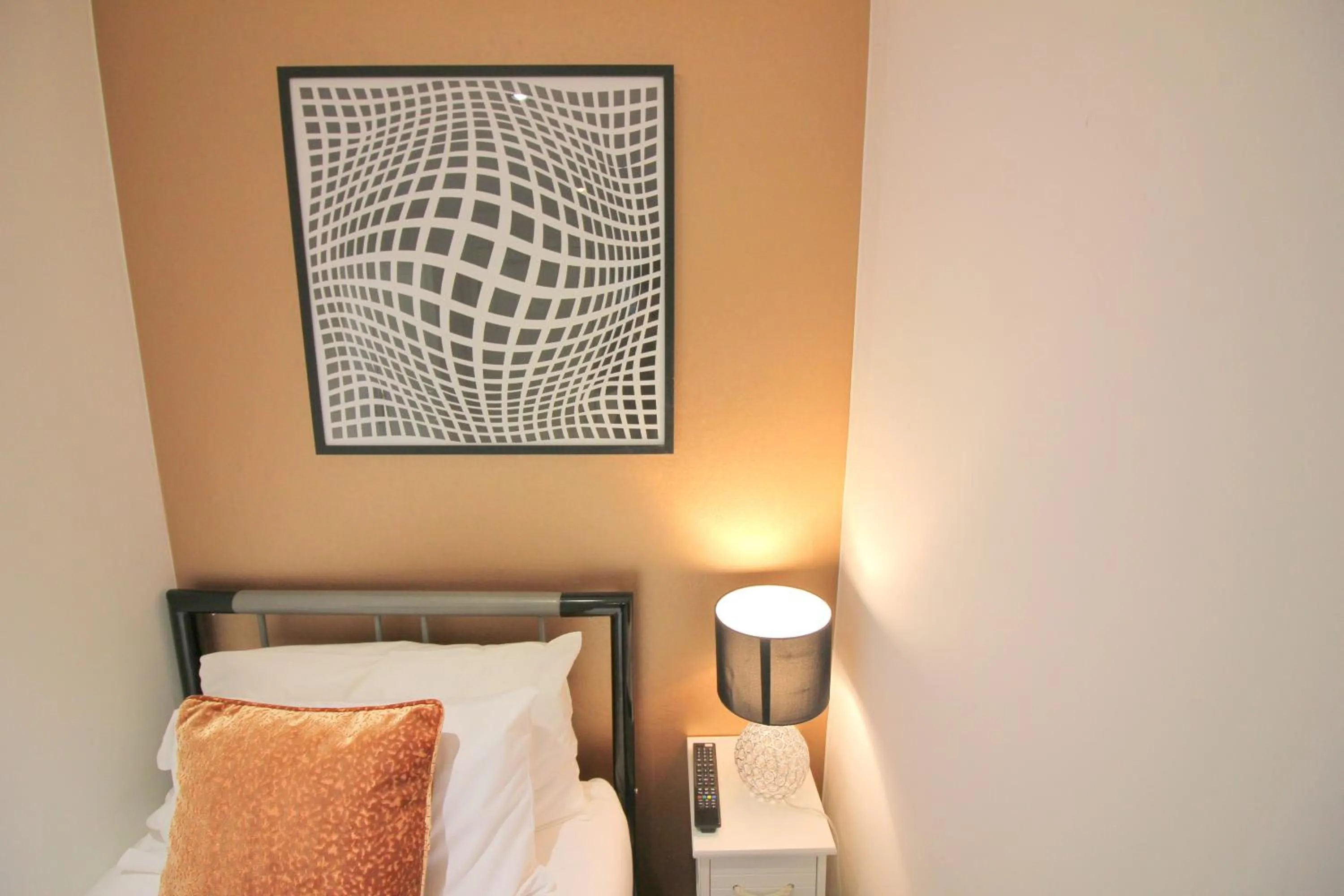 Bed in Cambridge City Rooms by Paymán Club