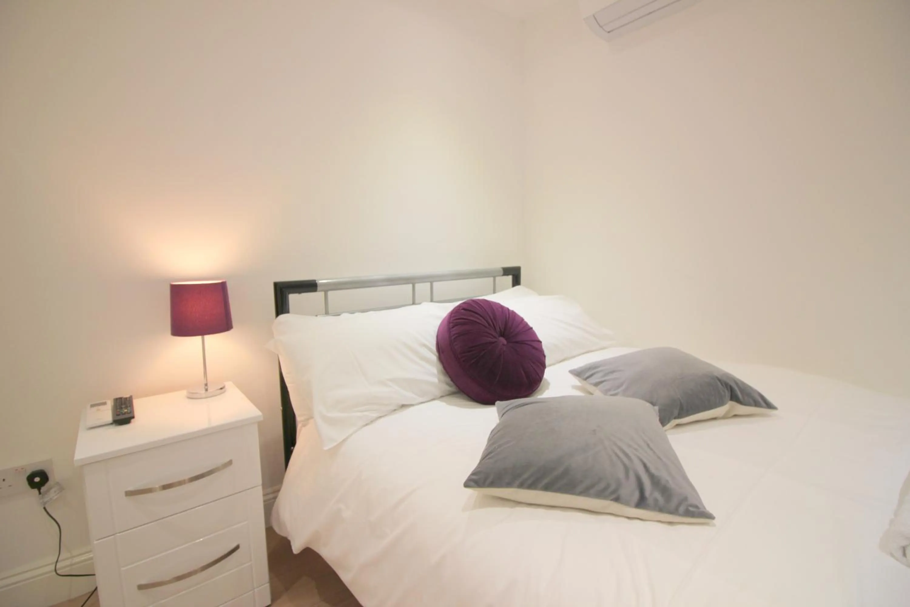 Bed in Cambridge City Rooms by Paymán Club