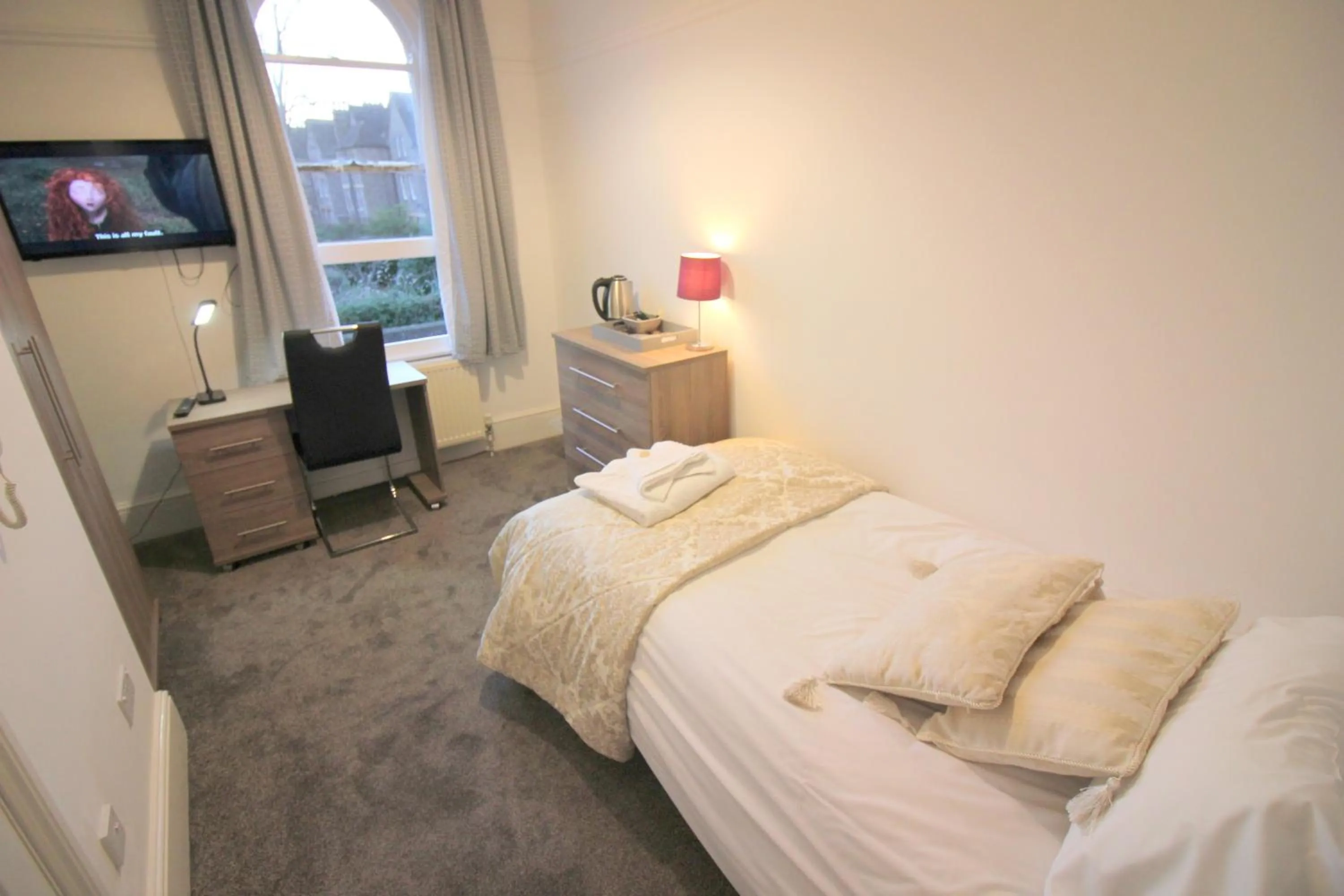 Bed in Cambridge City Rooms by Paymán Club