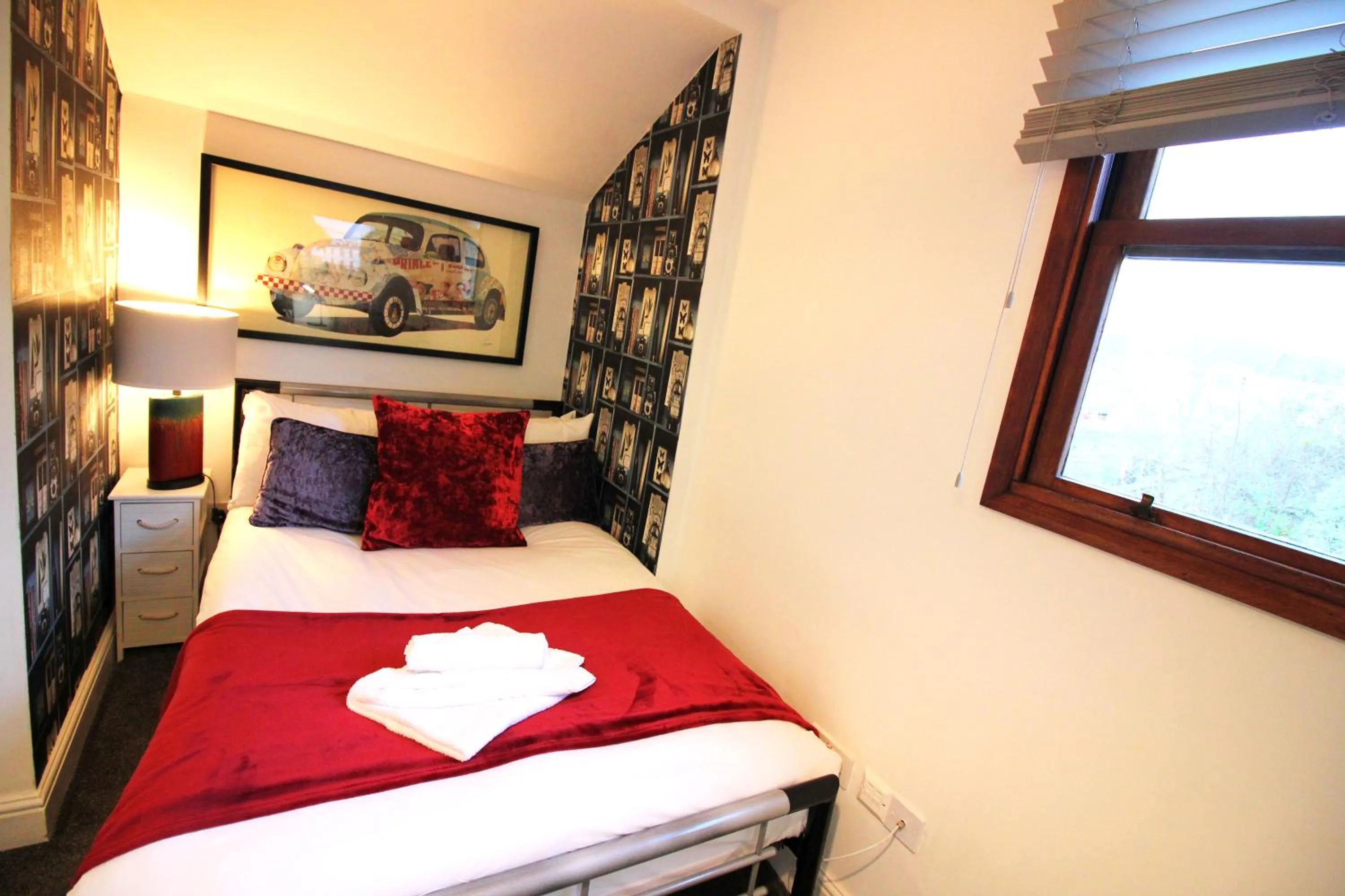 Bed in Cambridge City Rooms by Paymán Club