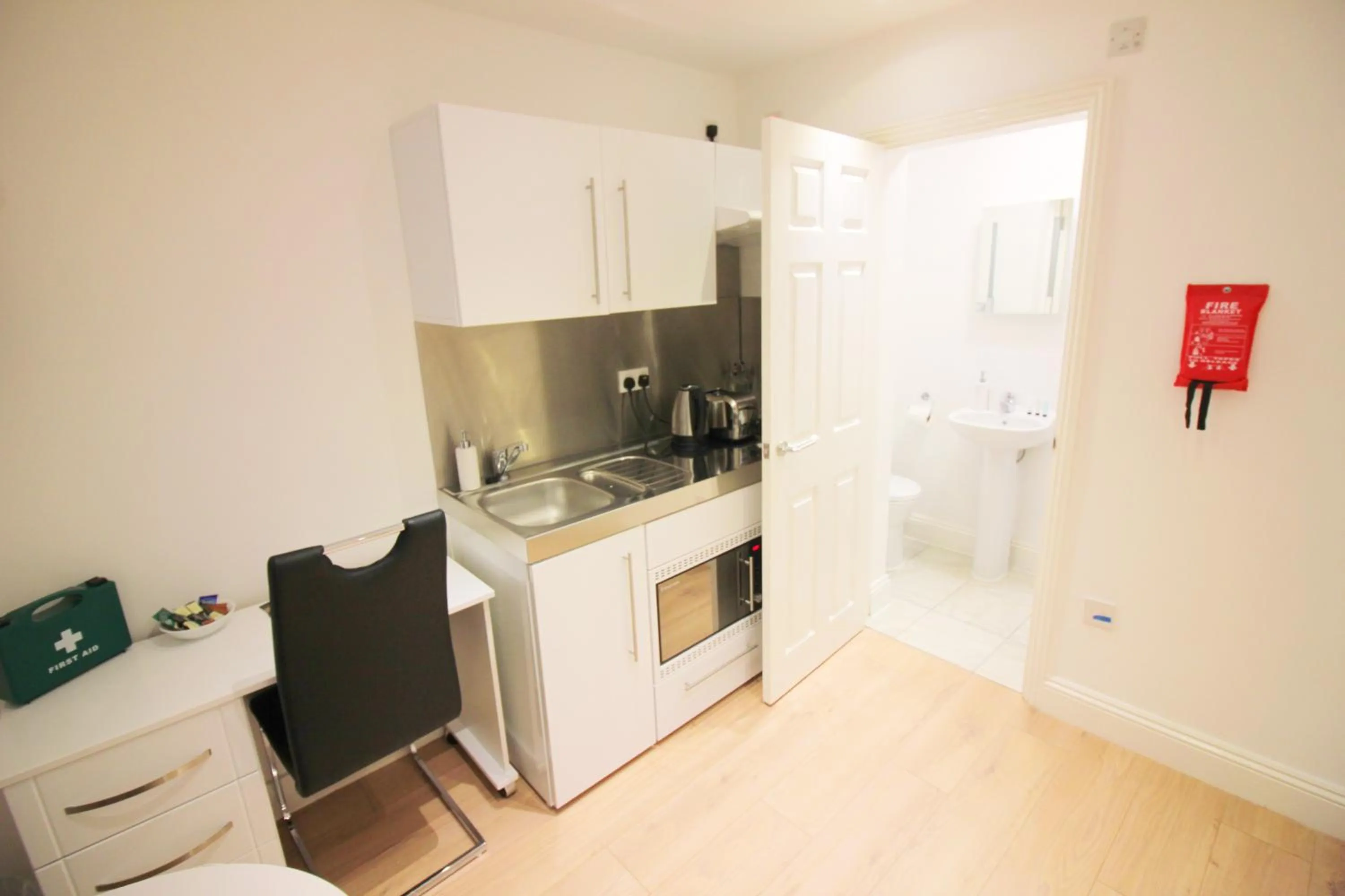 Bathroom in Cambridge City Rooms by Paymán Club