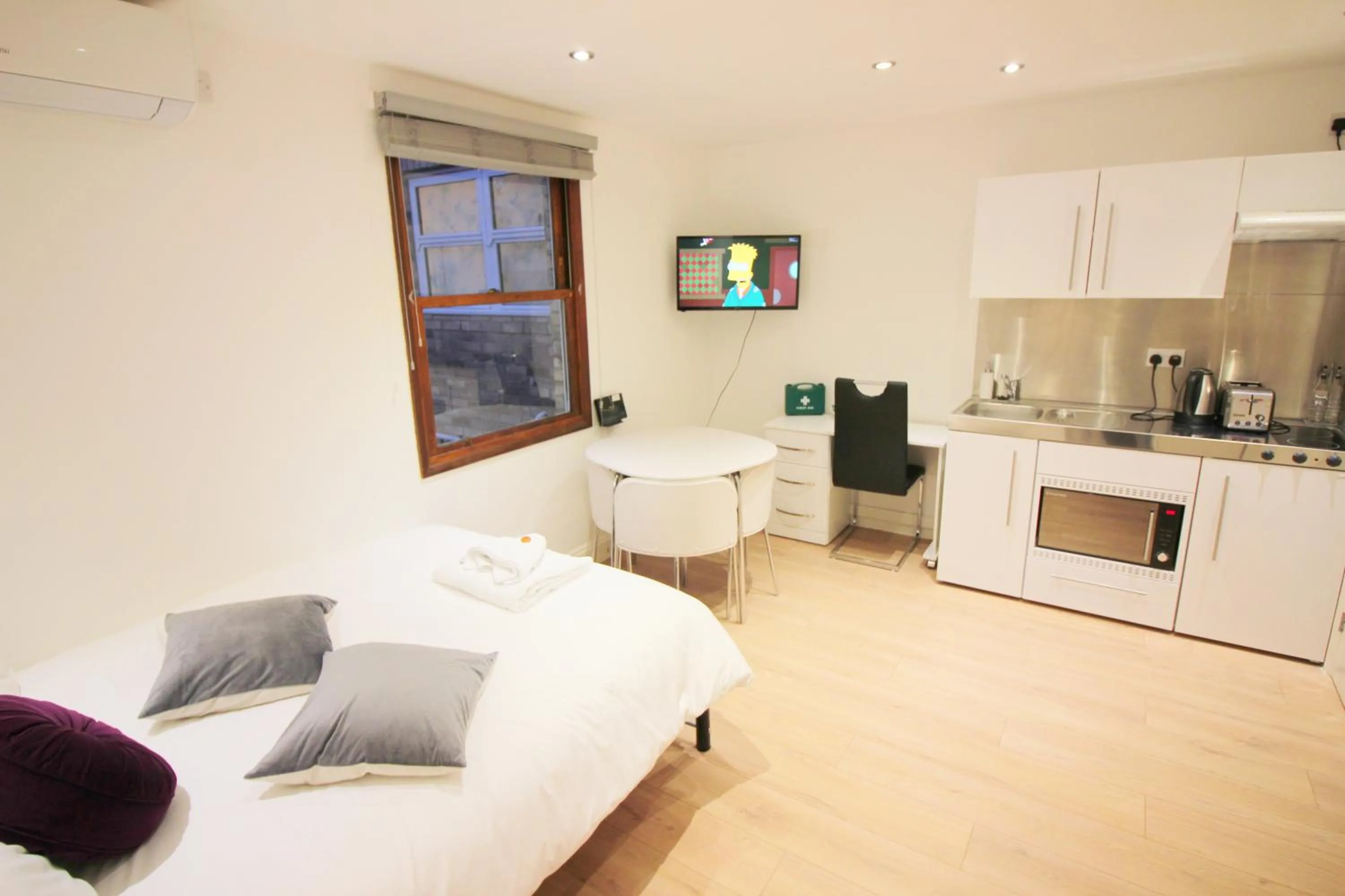 TV and multimedia in Cambridge City Rooms by Paymán Club