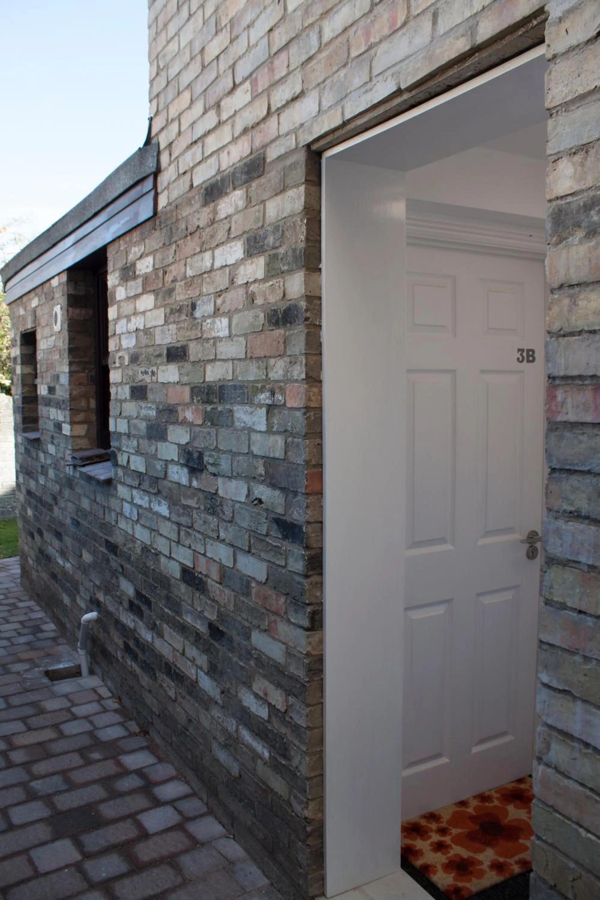 Property building in Cambridge City Rooms by Paymán Club