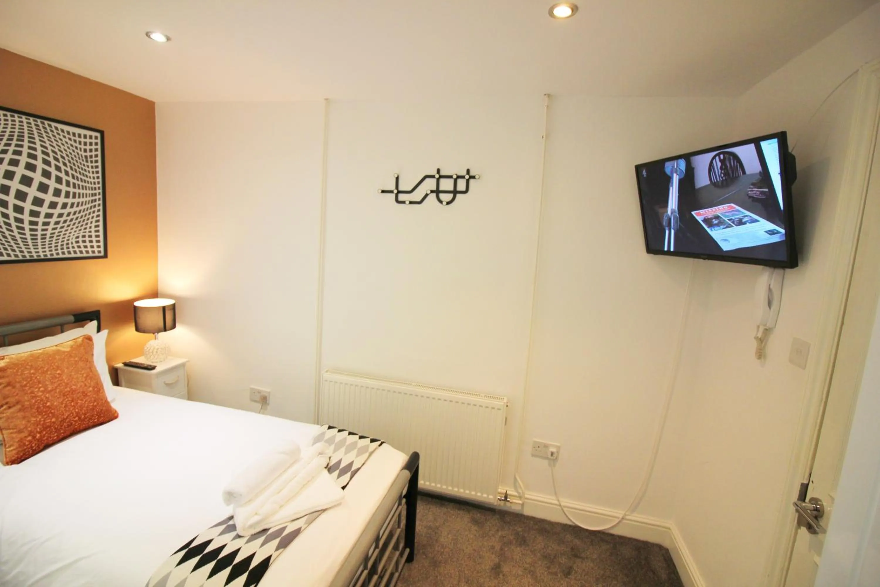 Bed in Cambridge City Rooms by Paymán Club