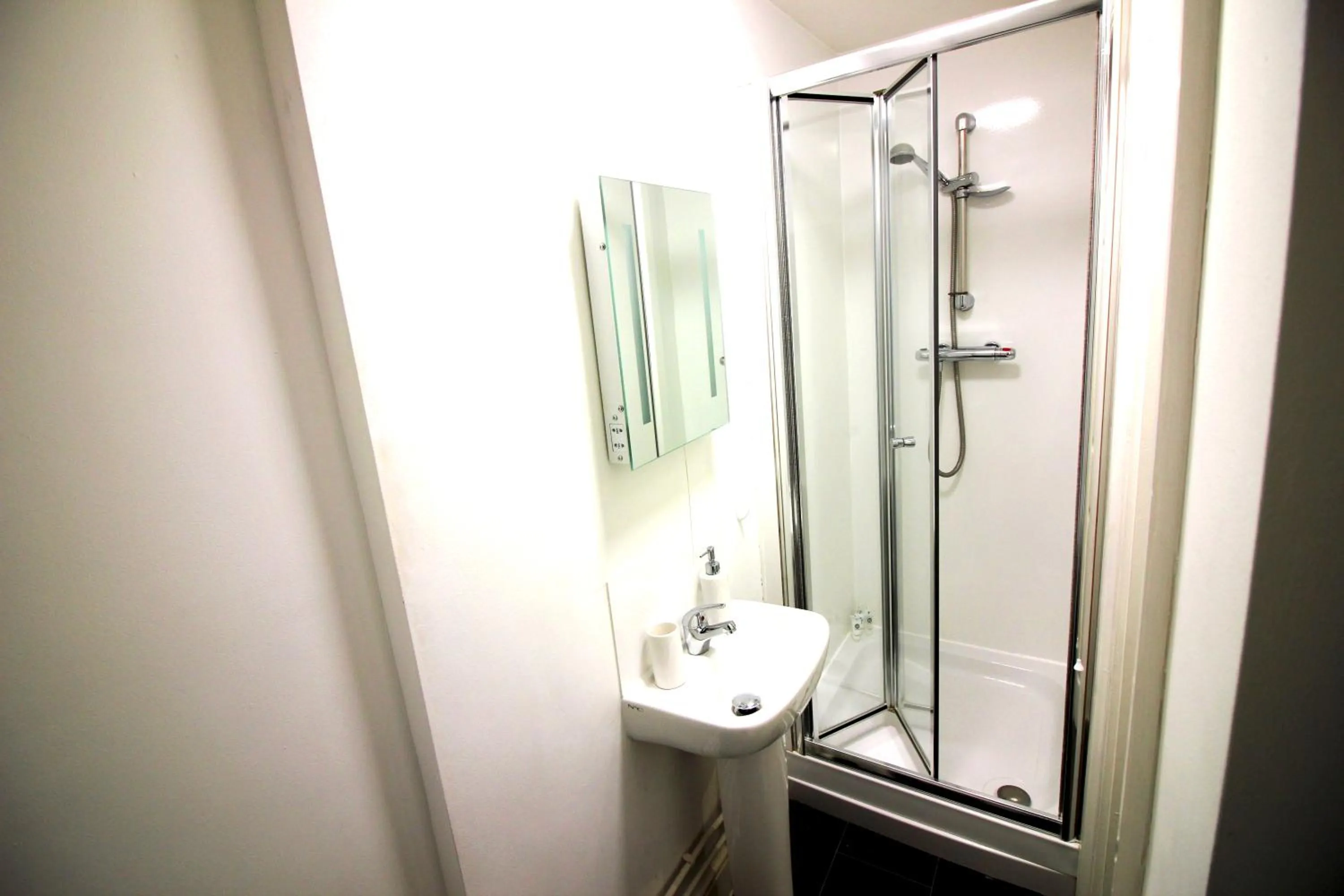 Shower in Cambridge City Rooms by Paymán Club