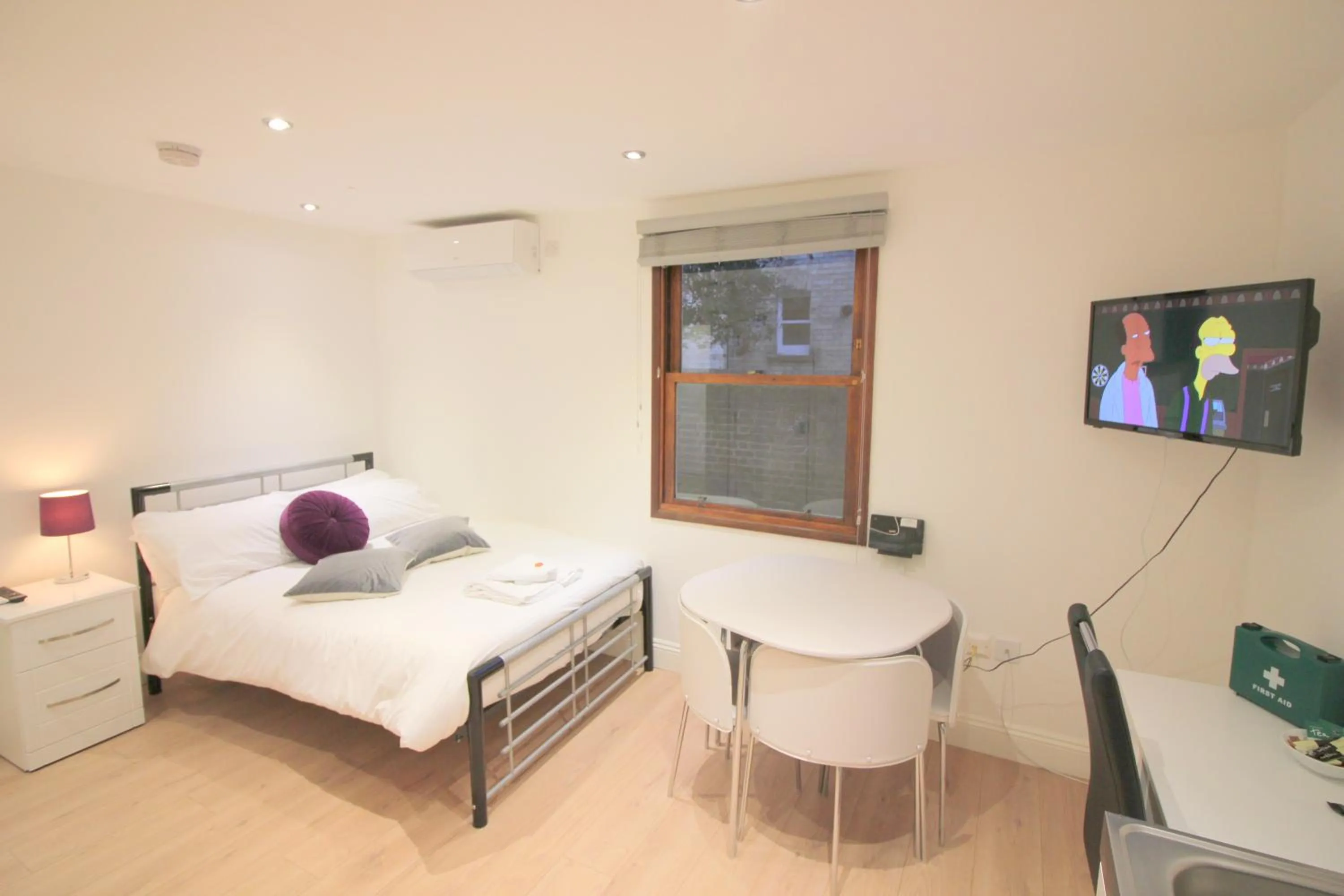 Bed in Cambridge City Rooms by Paymán Club