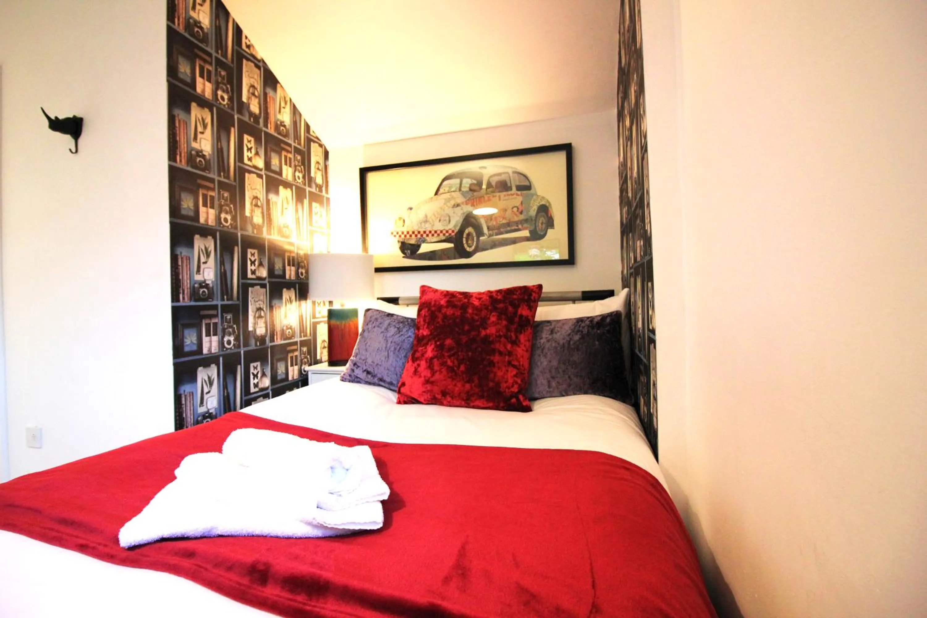 Bed in Cambridge City Rooms by Paymán Club