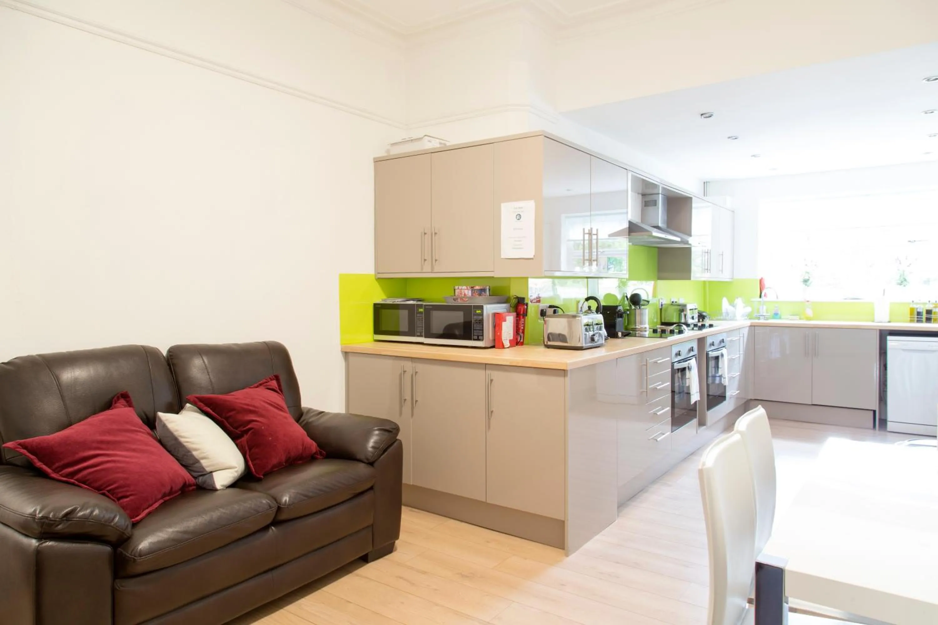 Communal lounge/ TV room in Cambridge City Rooms by Paymán Club