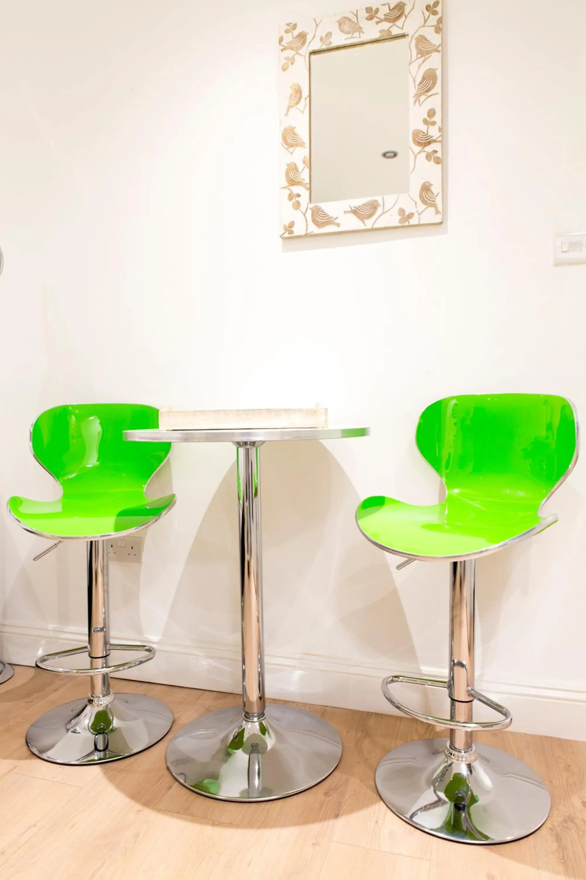 Dining area in Cambridge City Rooms by Paymán Club