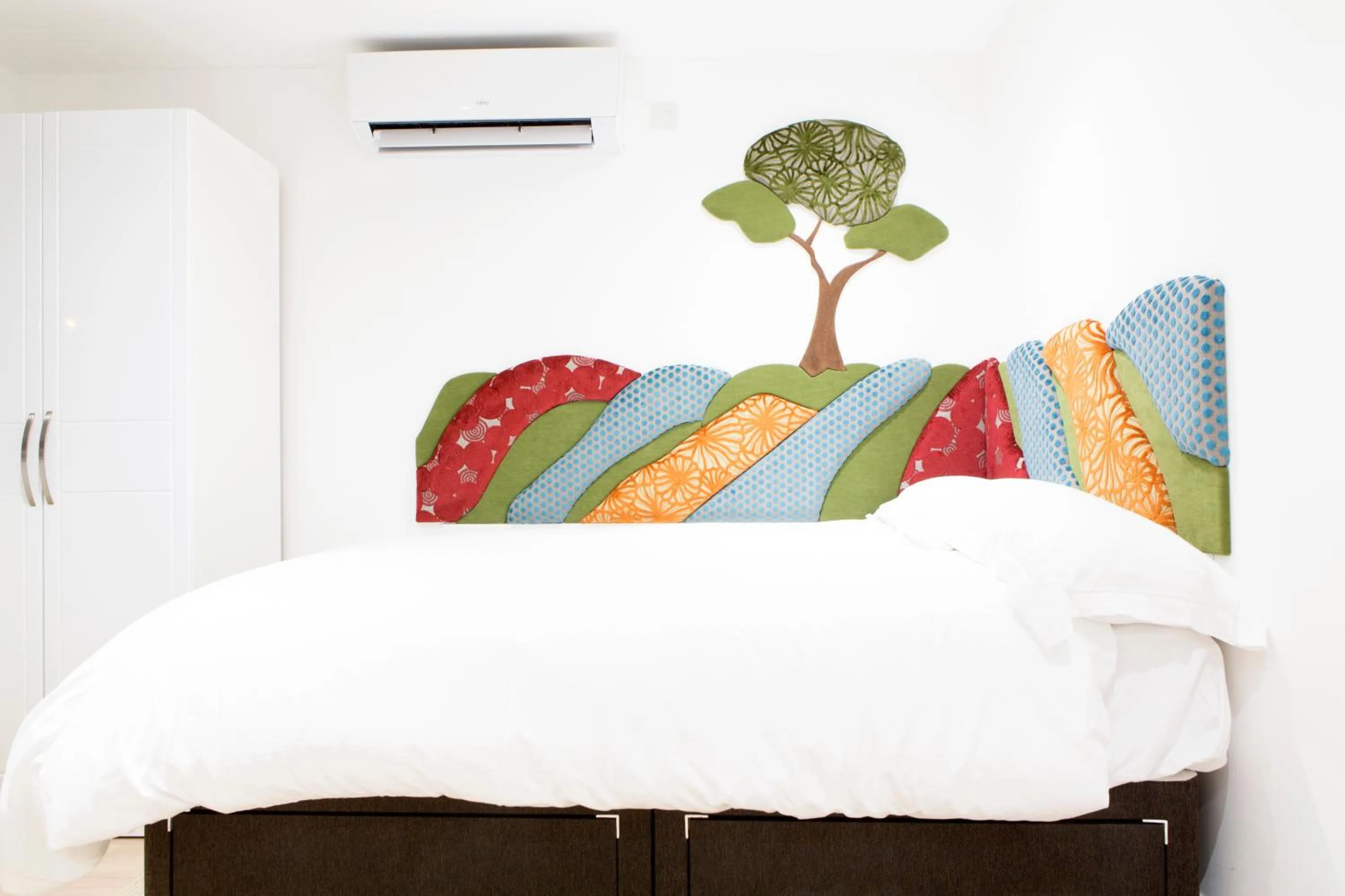 Bed in Cambridge City Rooms by Paymán Club