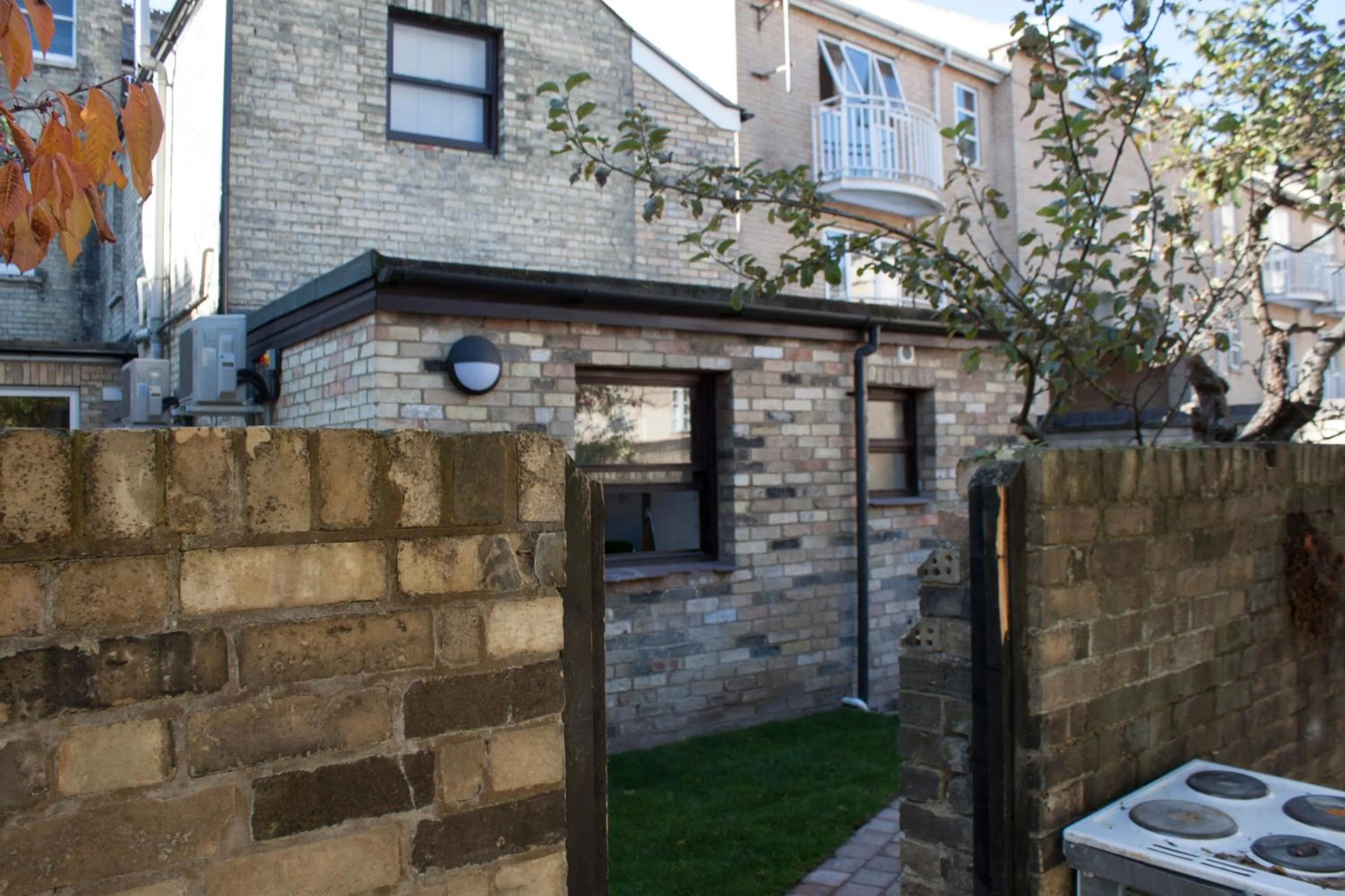 Property building in Cambridge City Rooms by Paymán Club