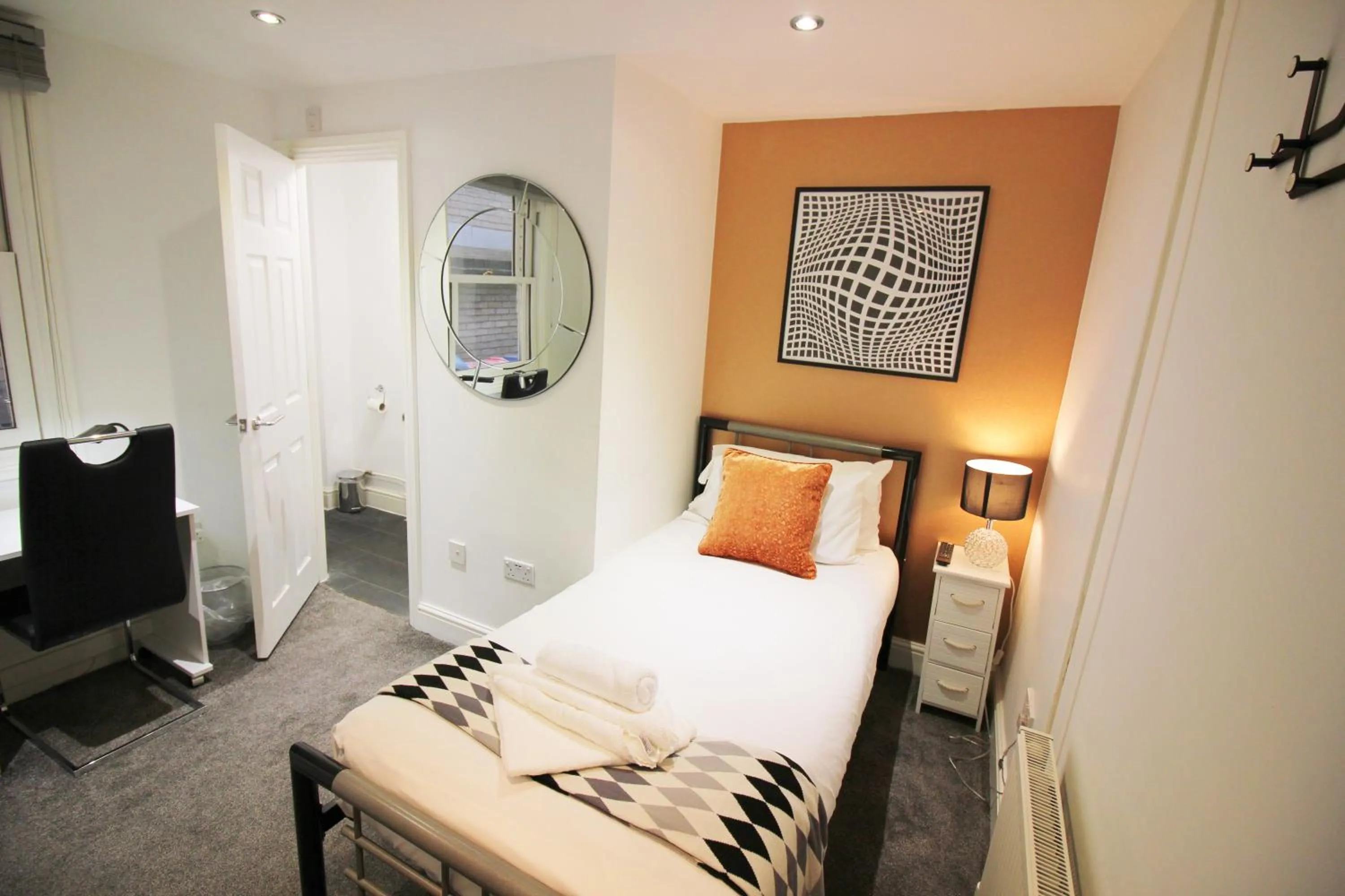 Bed in Cambridge City Rooms by Paymán Club