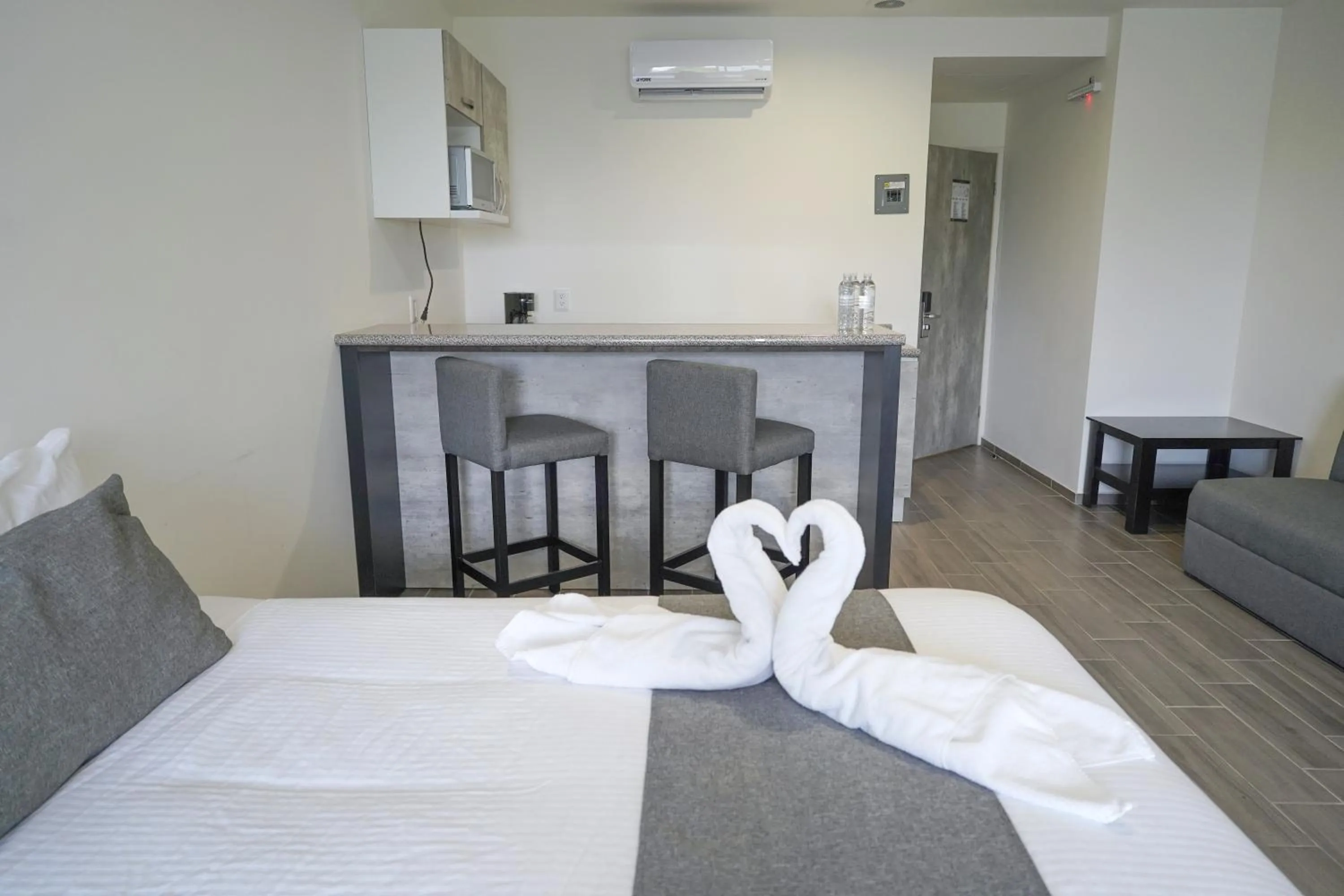 kitchen, Bed in SR Hotel