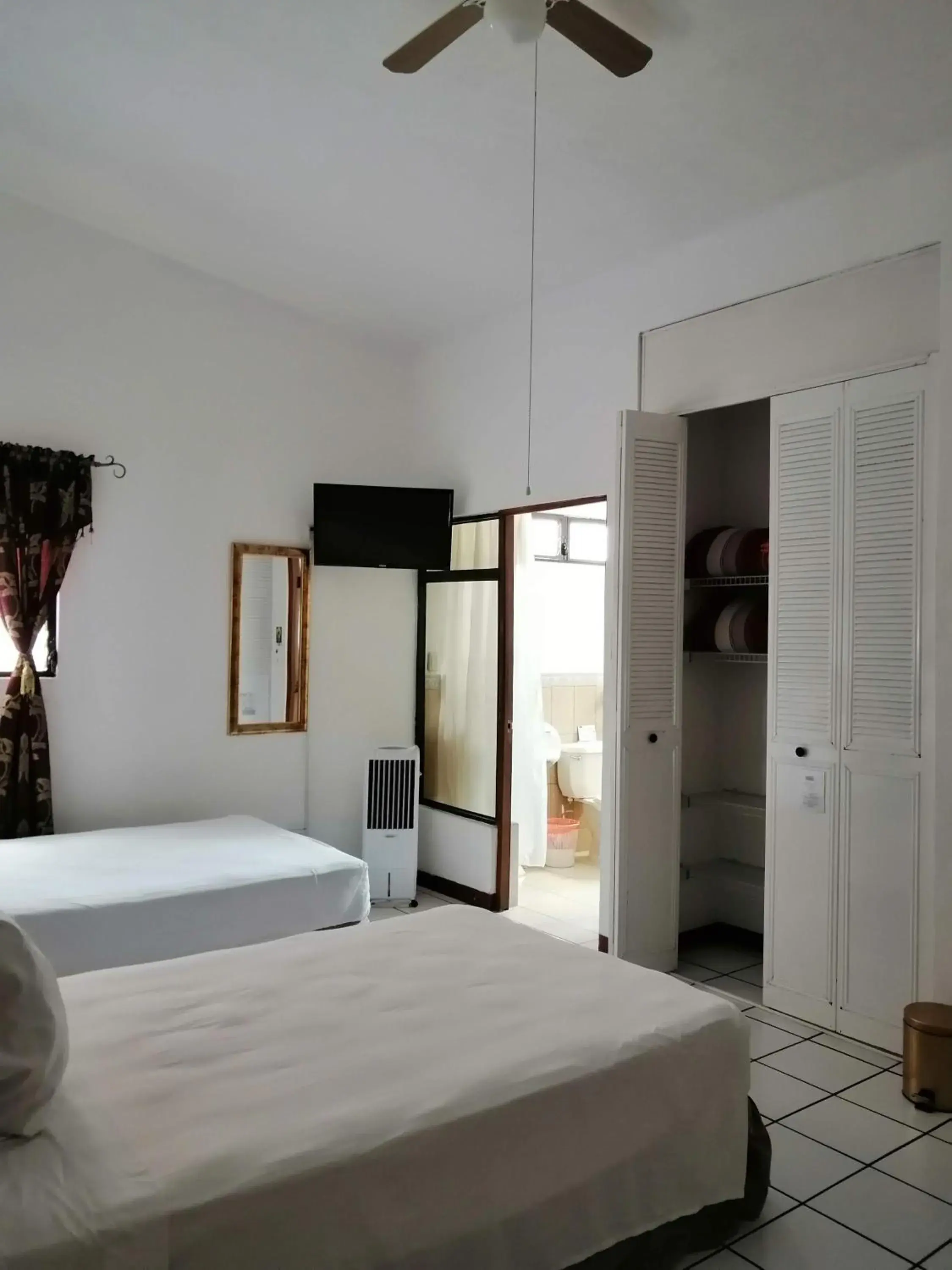 Triple Room with Private Bathroom - single occupancy in Novohostal B&B Triple Room with Private Bathroom - single occupancy in Novohostal B&B