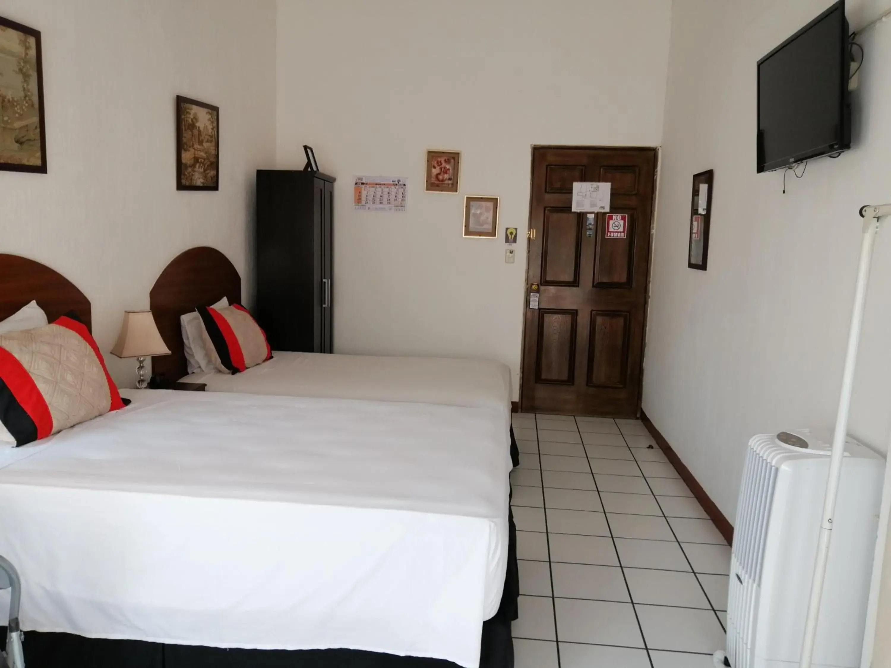 Double or Twin Room with Private Bathroom in Novohostal B&B Double or Twin Room with Private Bathroom in Novohostal B&B