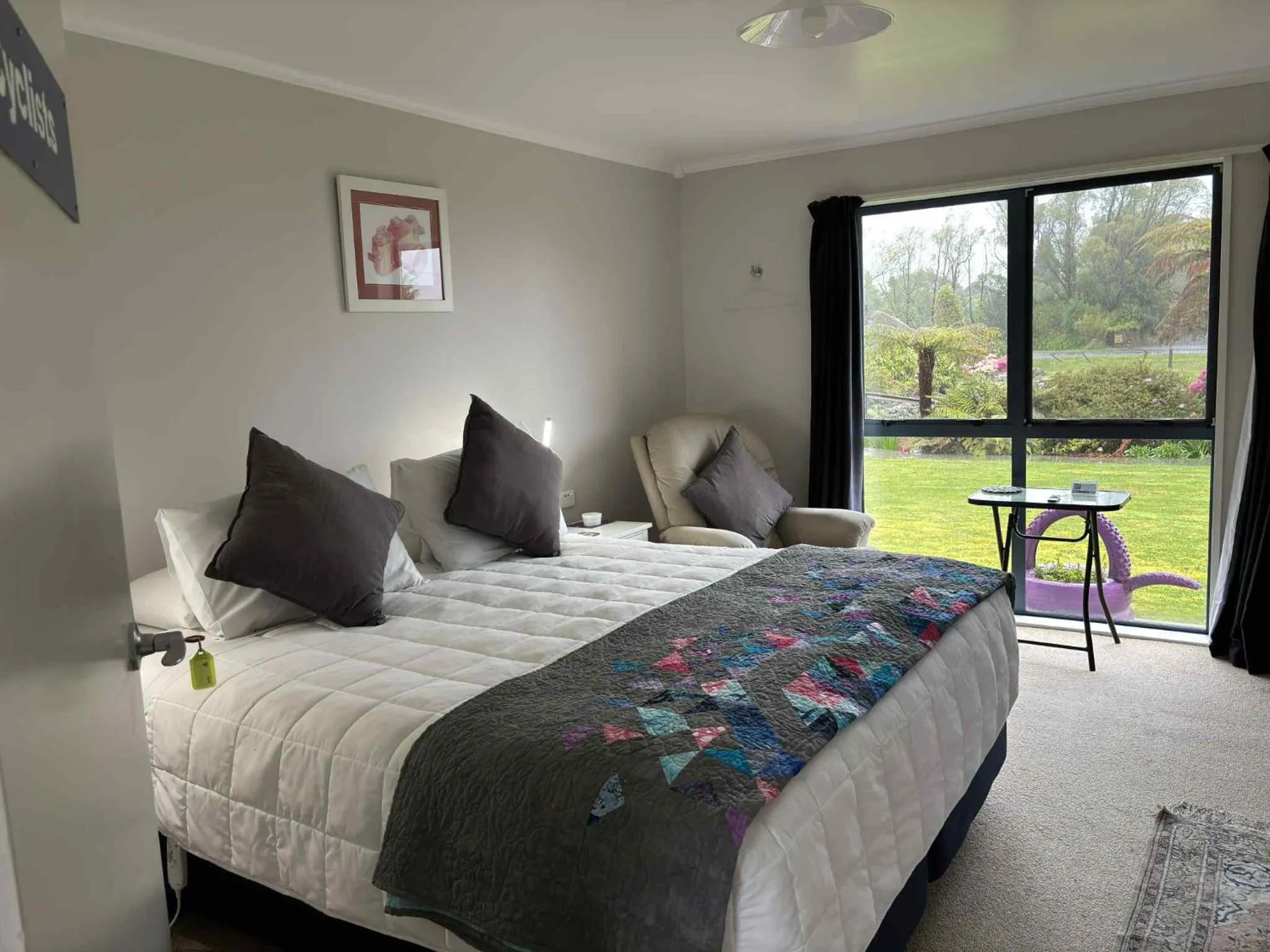 Bed in Hokitika - Blue Spur Bed and Breakfast
