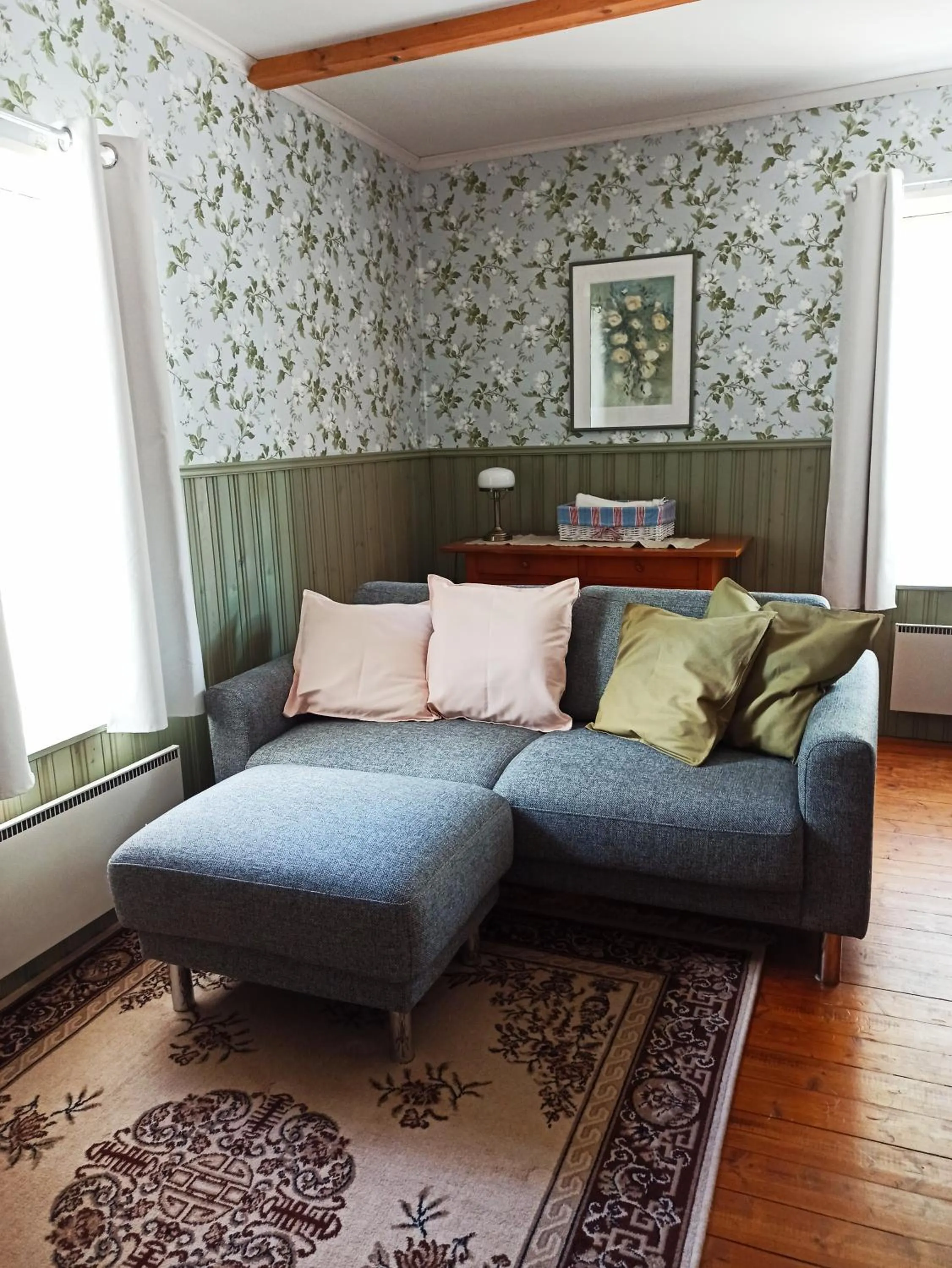 Seating area in Kirkkokadun Amanda ja Olga