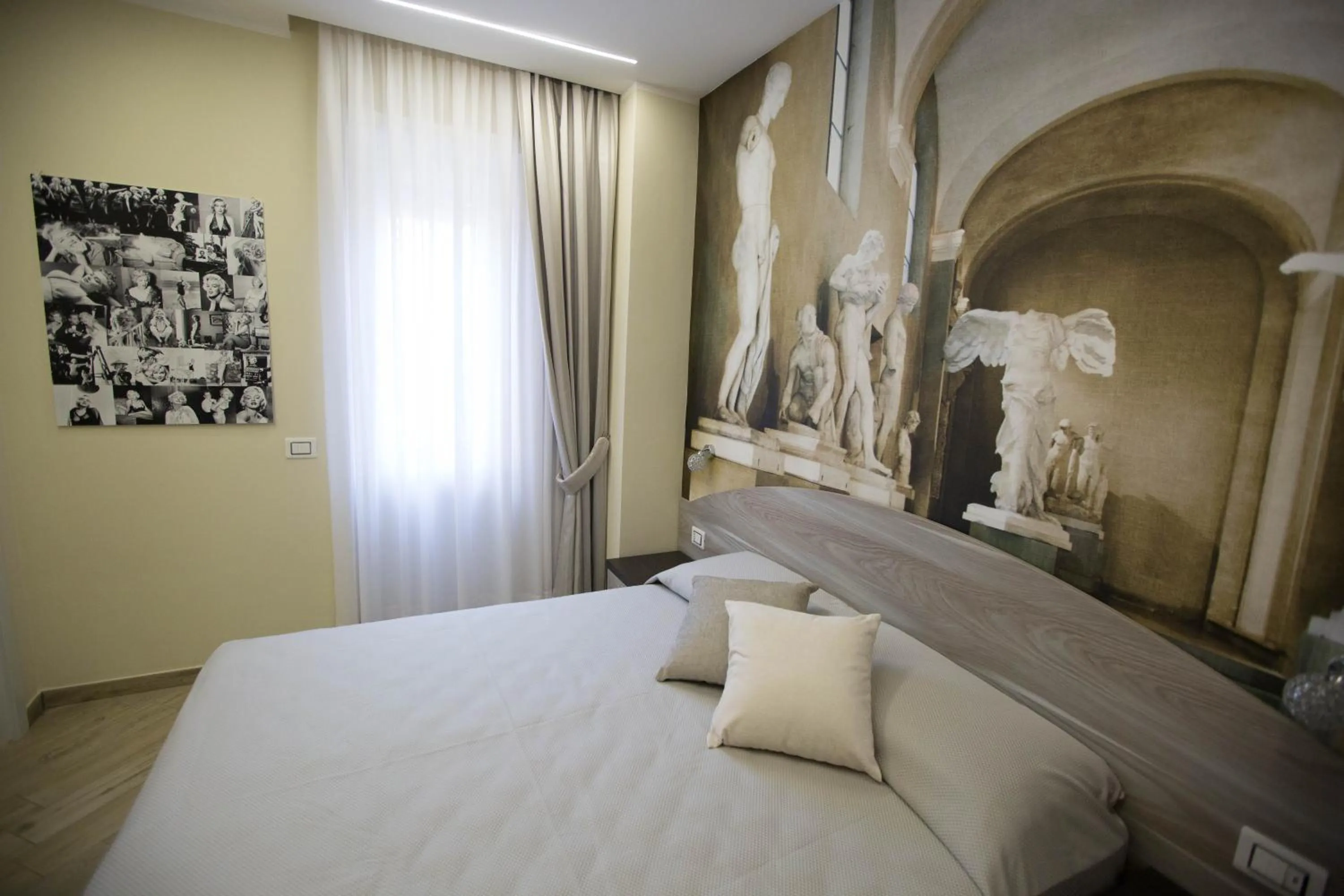 Photo of the whole room, Bed in 4 Rent