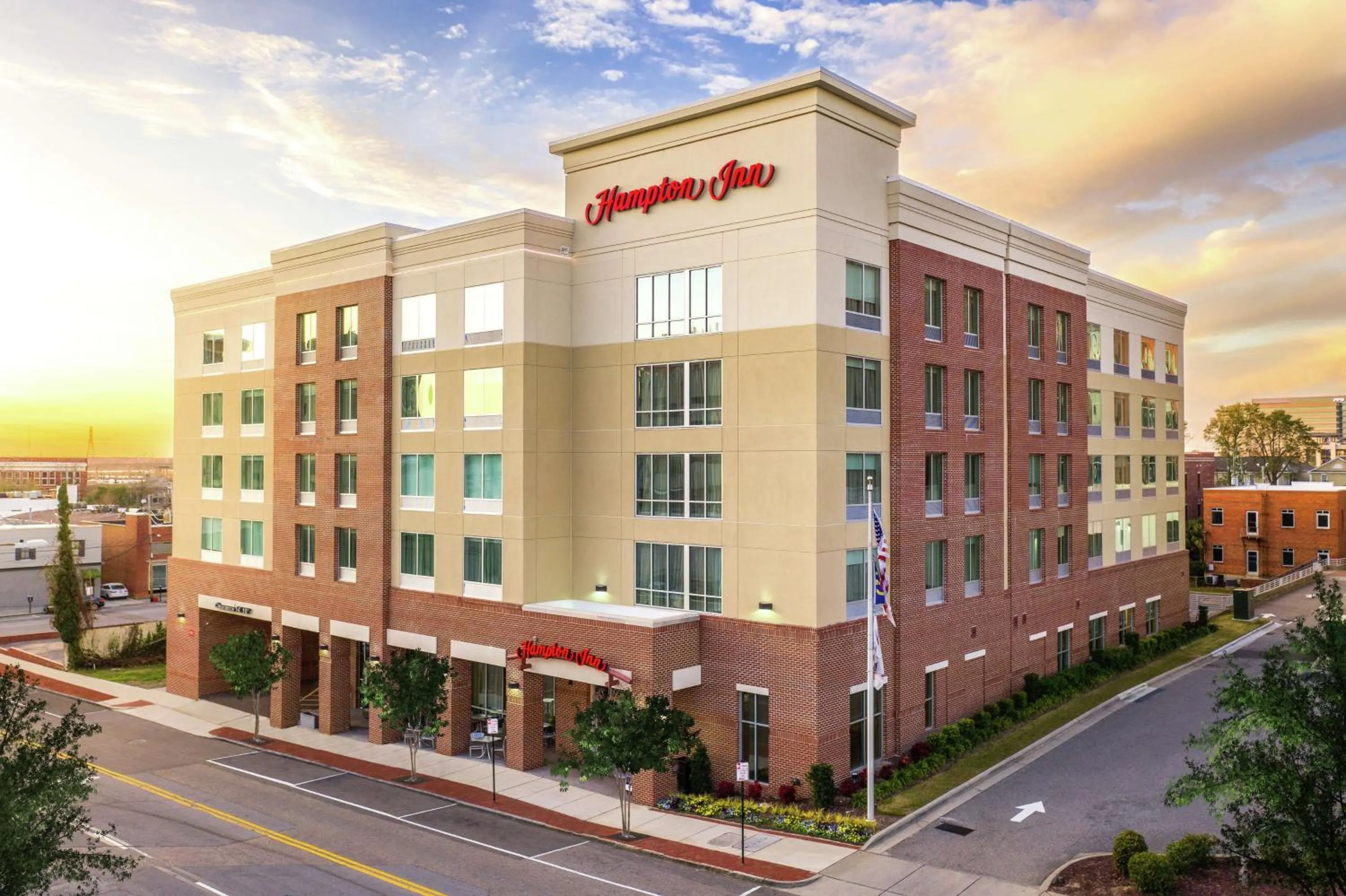 Property building in Hampton Inn Wilmington Downtown