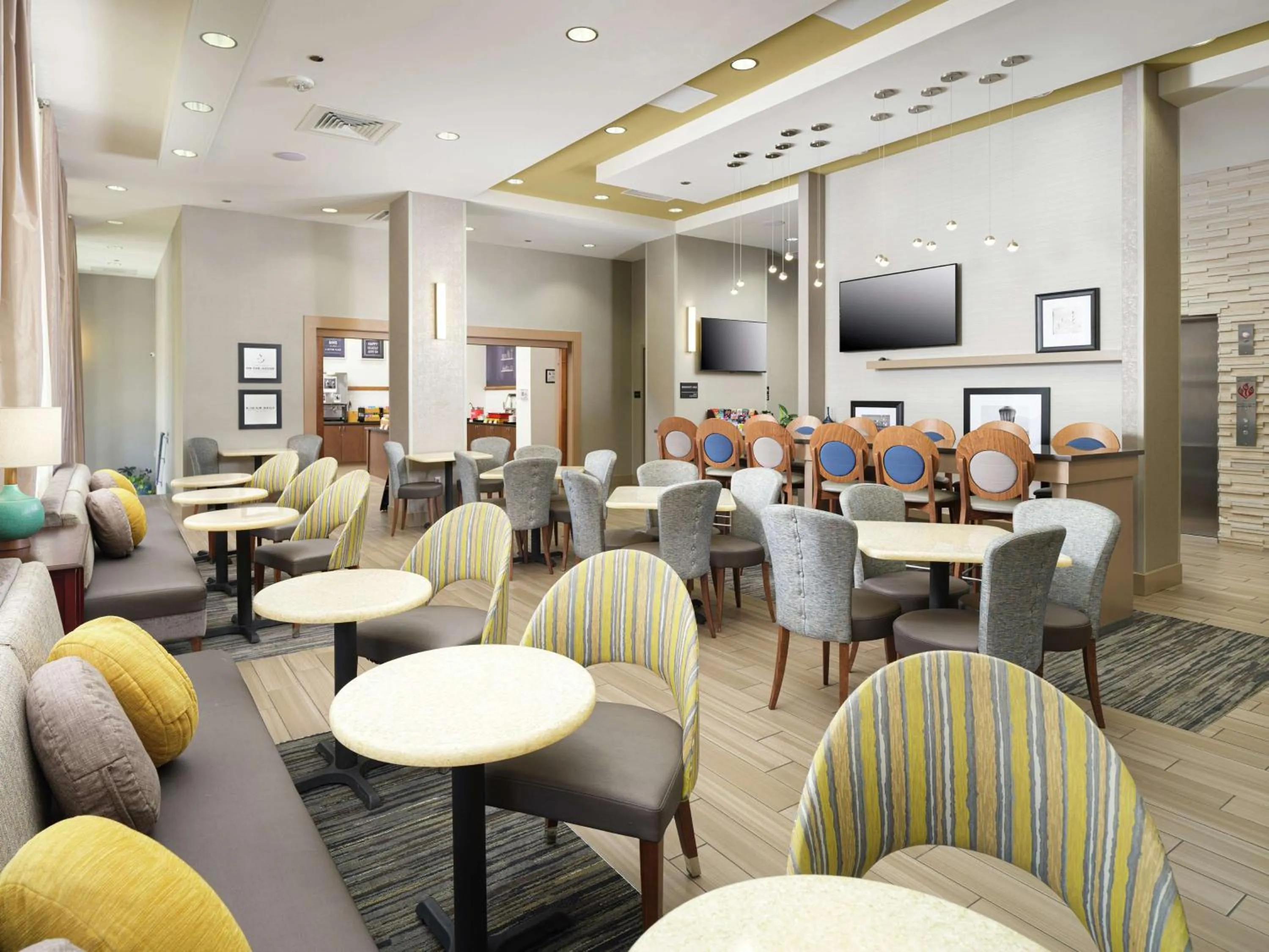 Dining area in Hampton Inn Wilmington Downtown