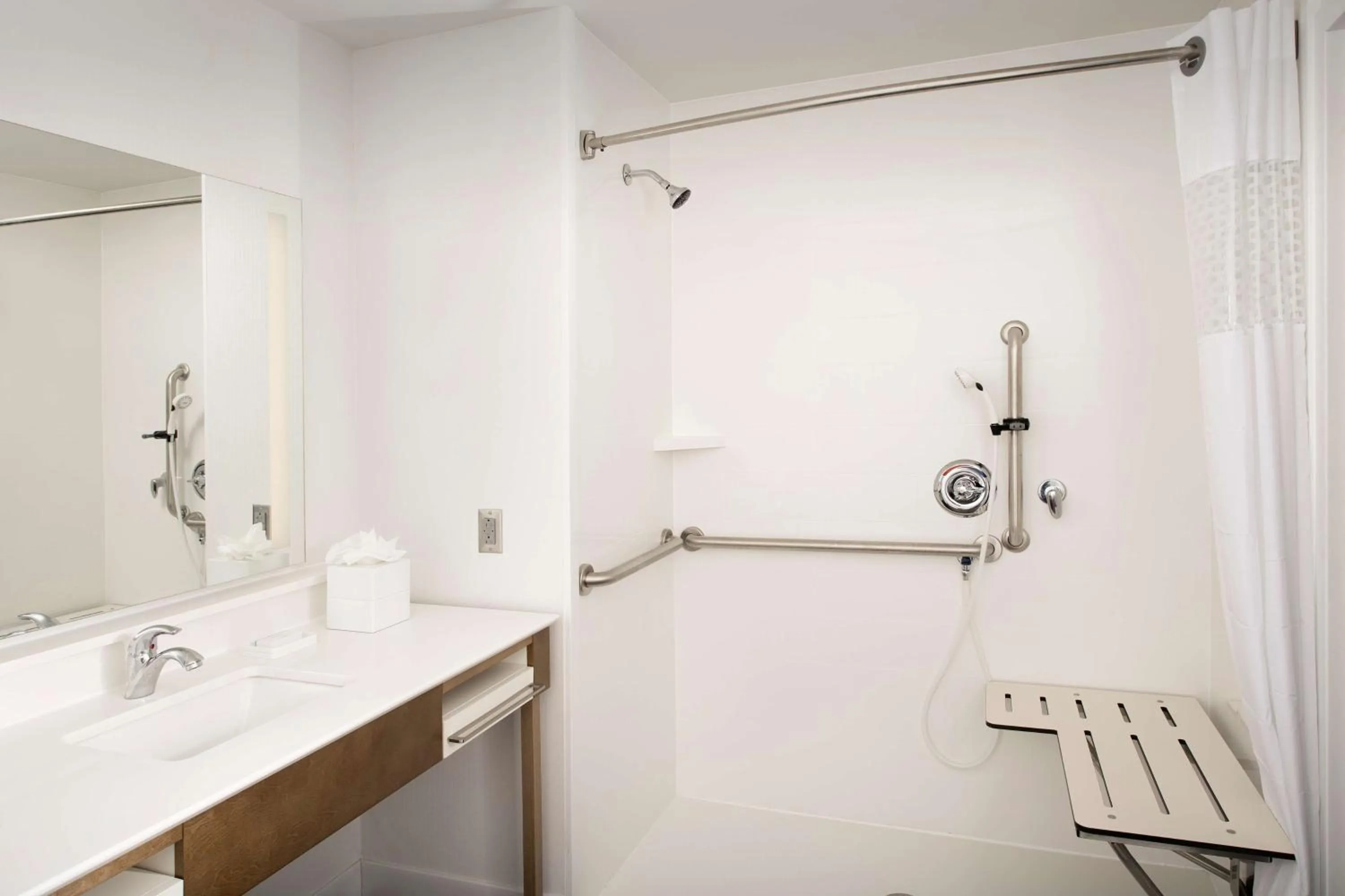 Bathroom in Hampton Inn Wilmington Downtown