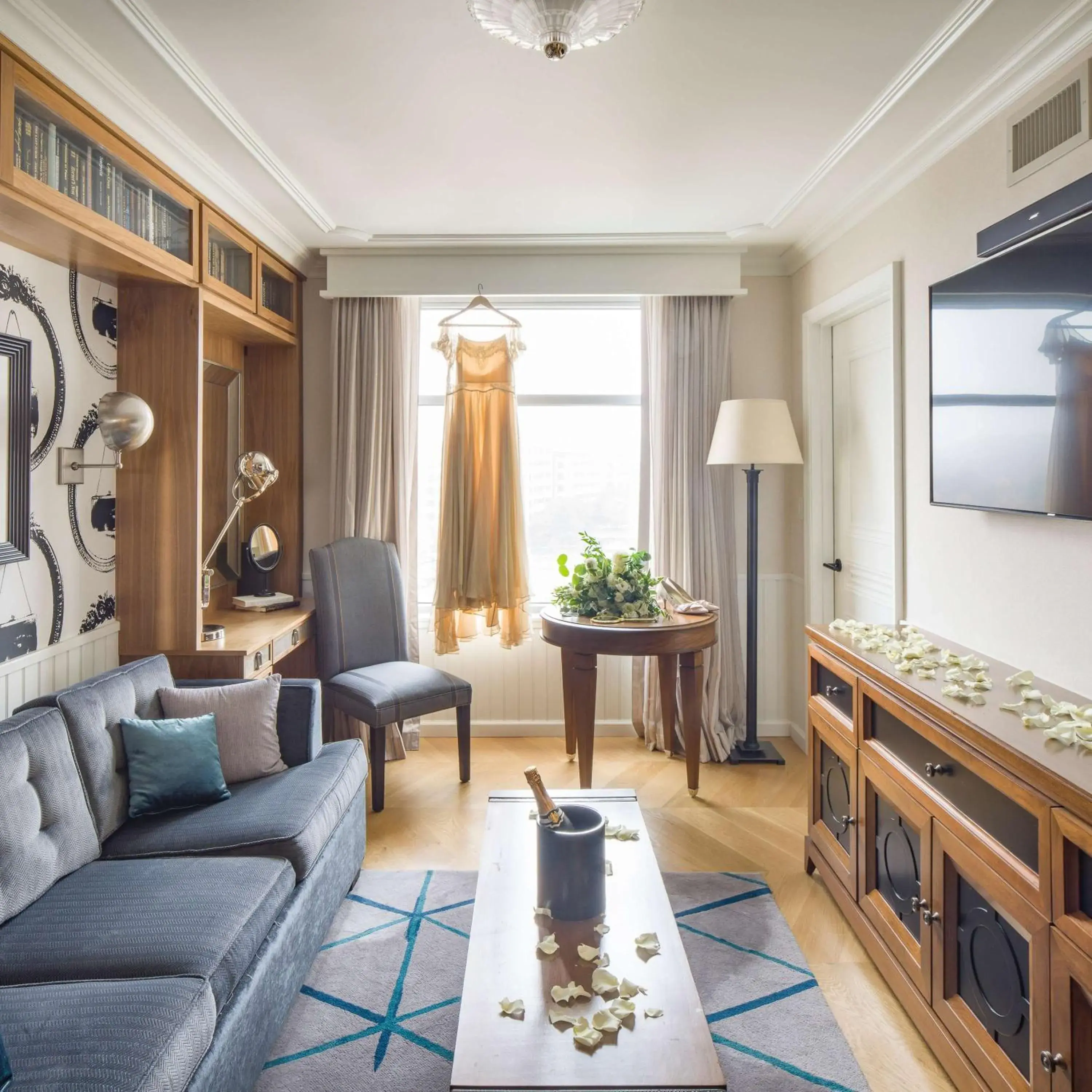 Living room in Embassy Suites By Hilton Berkeley Heights Living room in Embassy Suites By Hilton Berkeley Heights