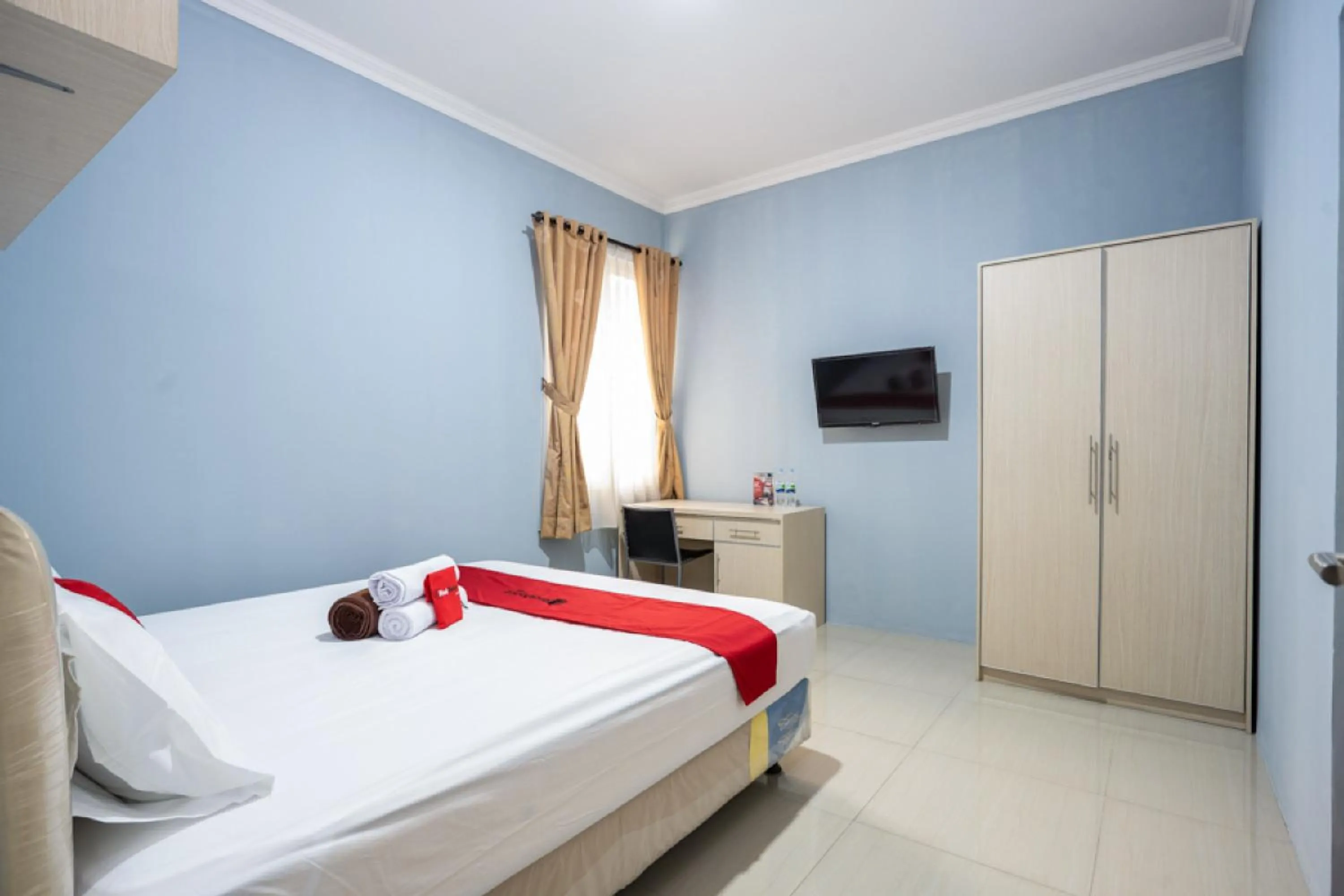 Bedroom, Bed in RedDoorz Plus near Siloam Karawaci