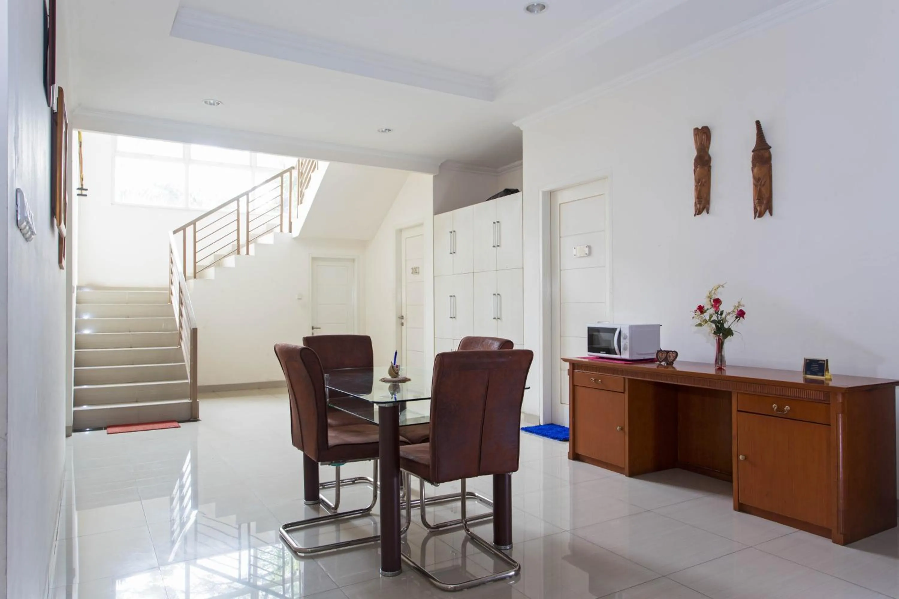 Communal lounge/ TV room in RedDoorz Plus near Siloam Karawaci