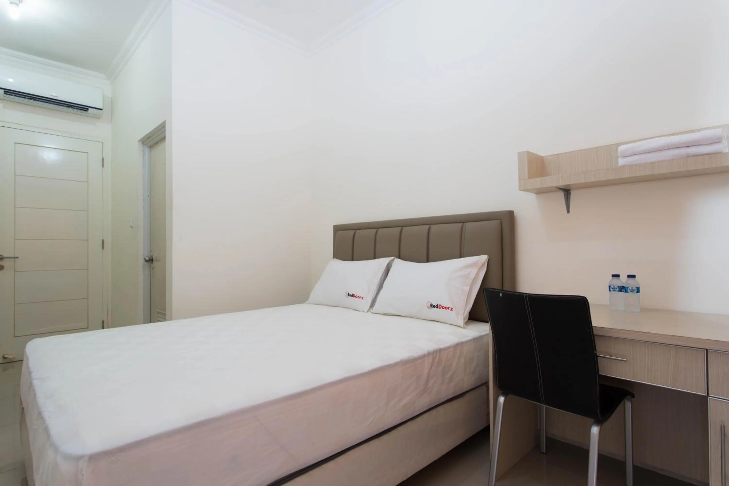 Bedroom, Bed in RedDoorz Plus near Siloam Karawaci