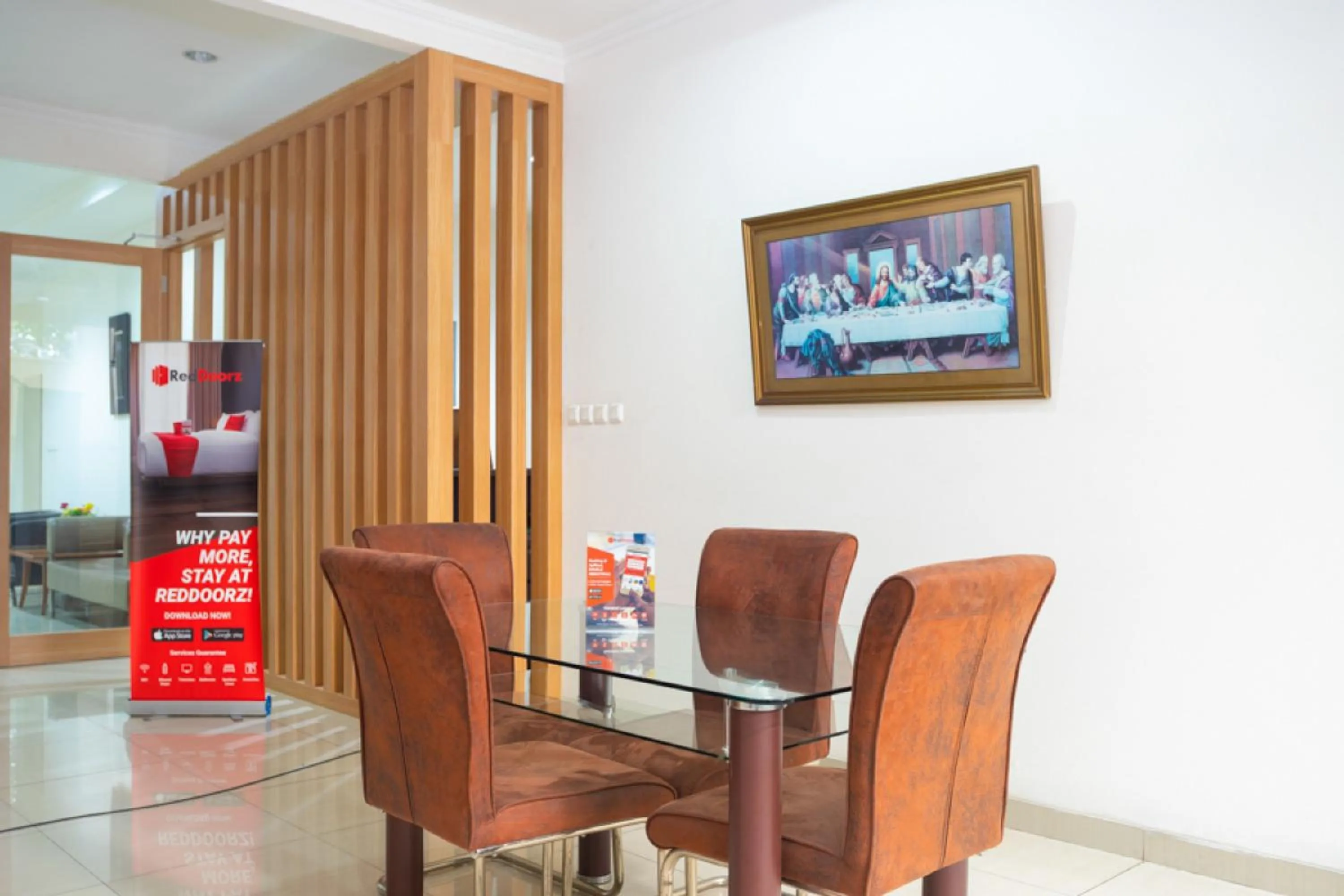Seating area in RedDoorz Plus near Siloam Karawaci