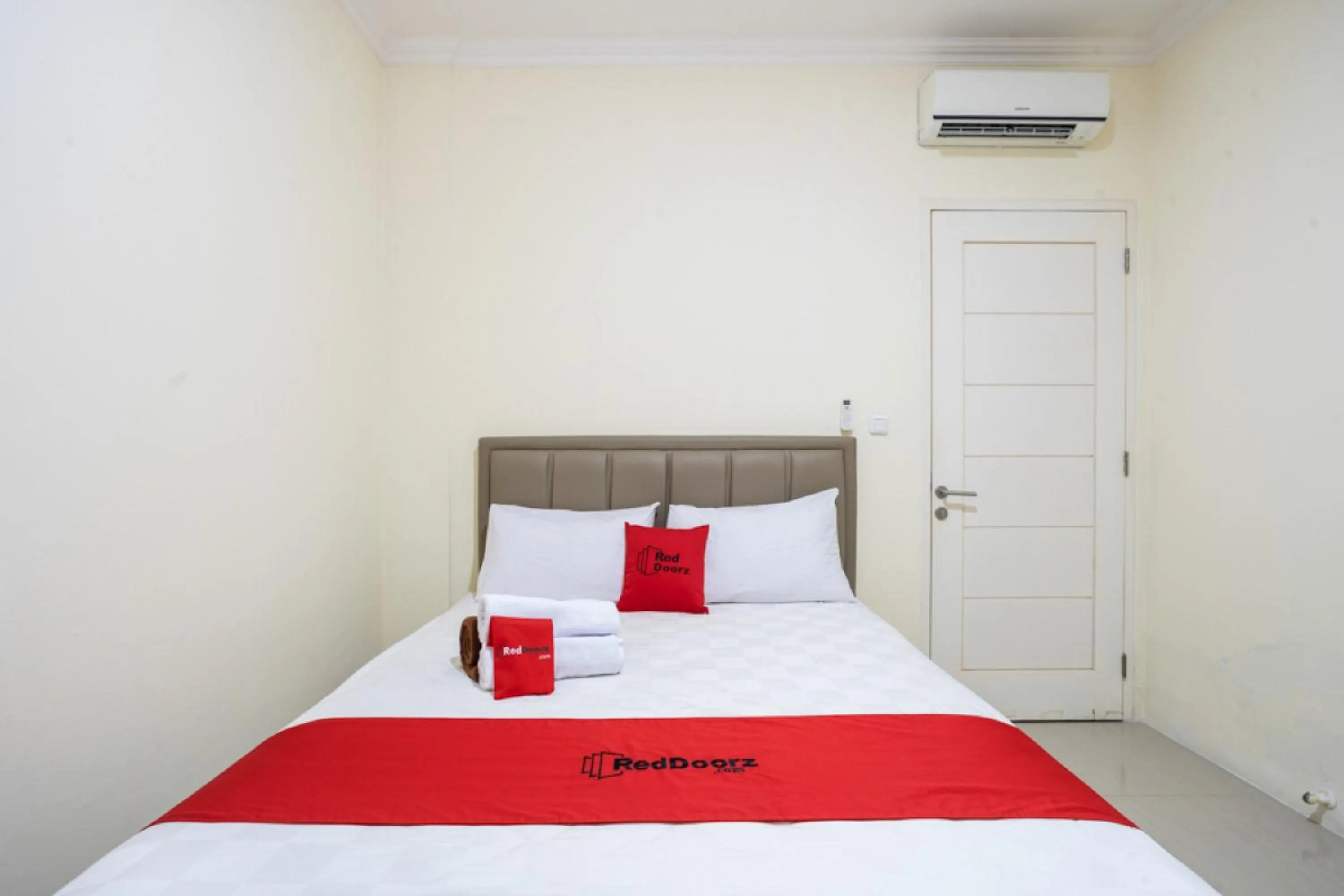 Bedroom, Bed in RedDoorz Plus near Siloam Karawaci