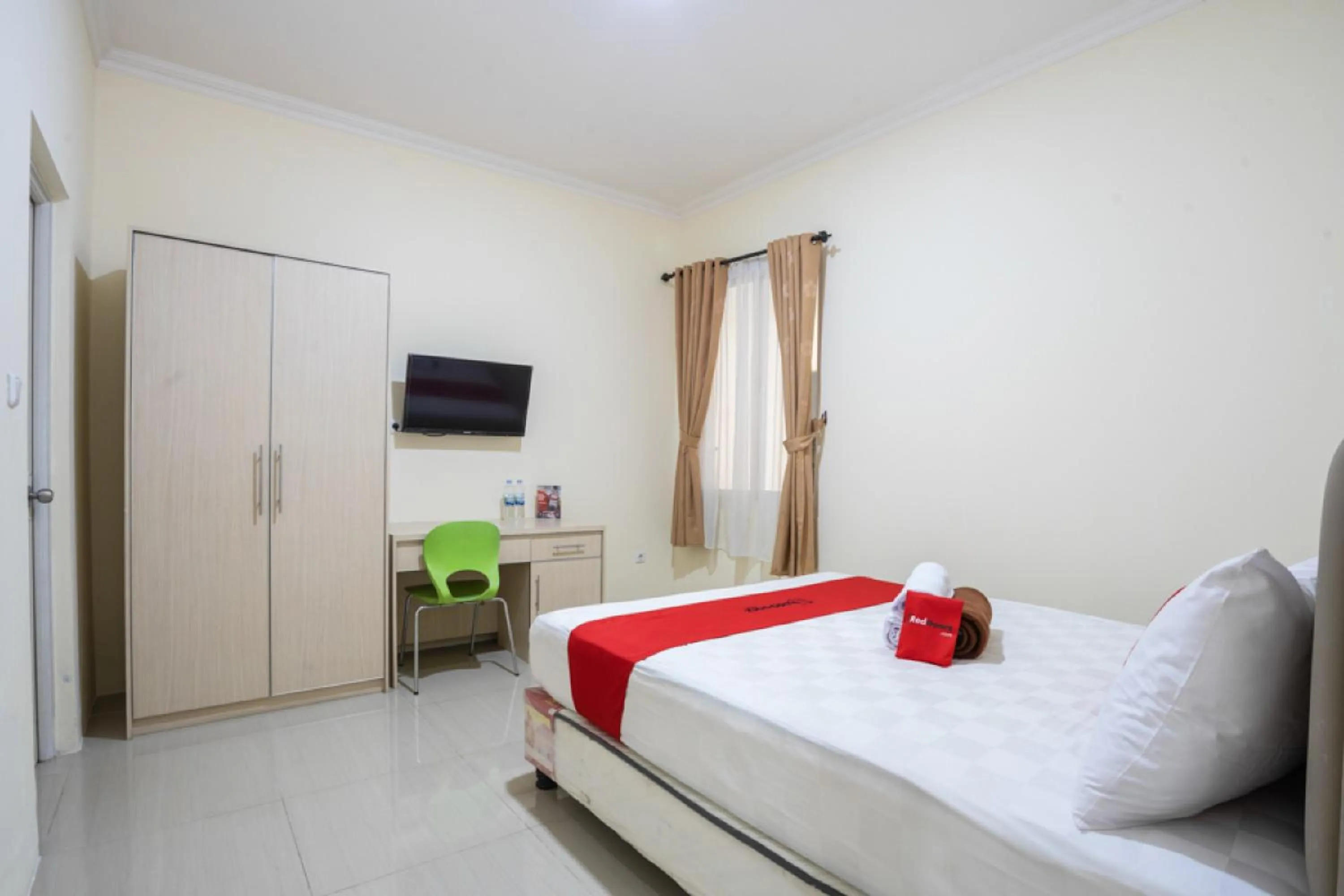 Bedroom, Bed in RedDoorz Plus near Siloam Karawaci