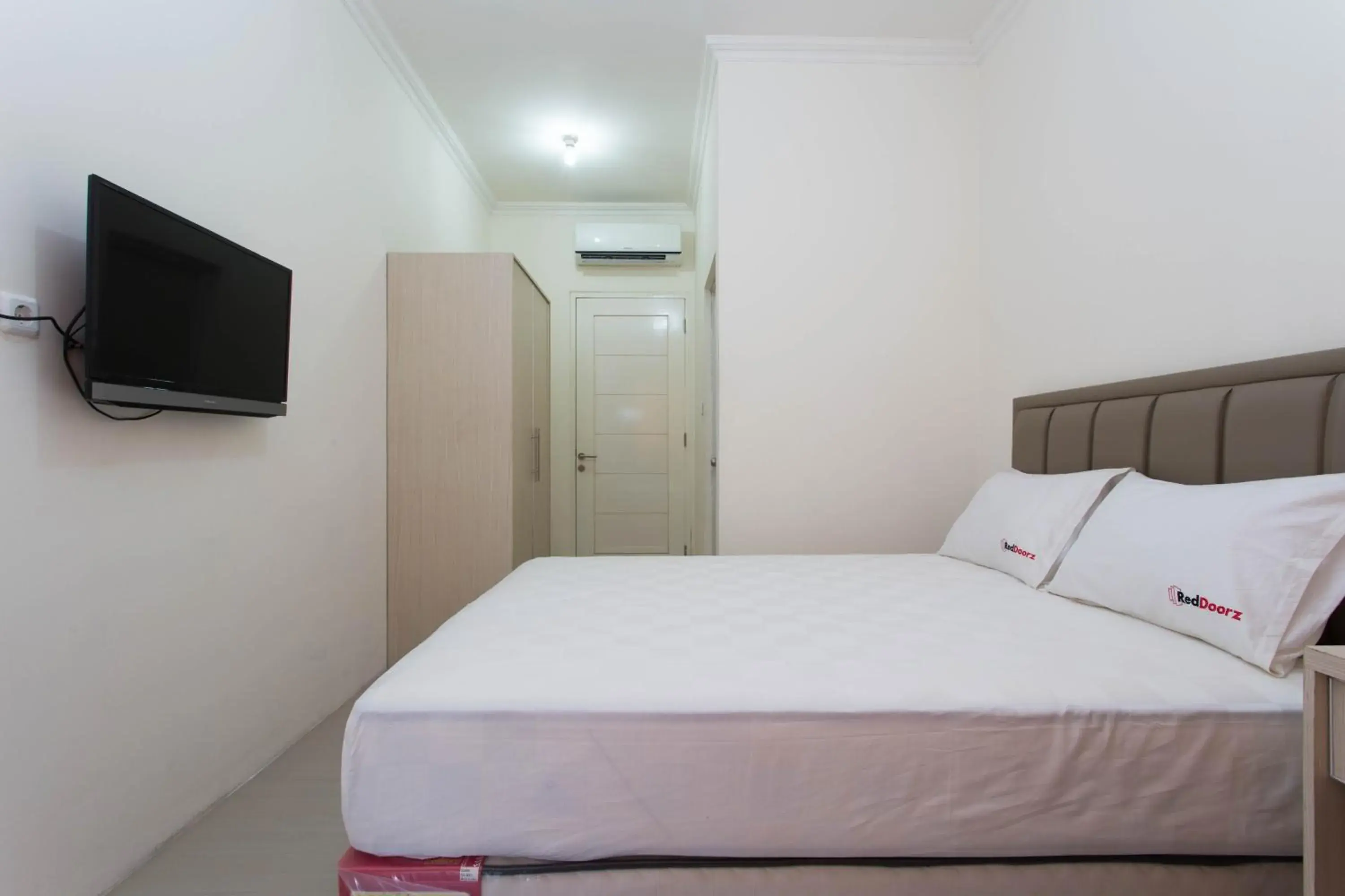 Bedroom, Bed in RedDoorz Plus near Siloam Karawaci Bedroom, Bed in RedDoorz Plus near Siloam Karawaci