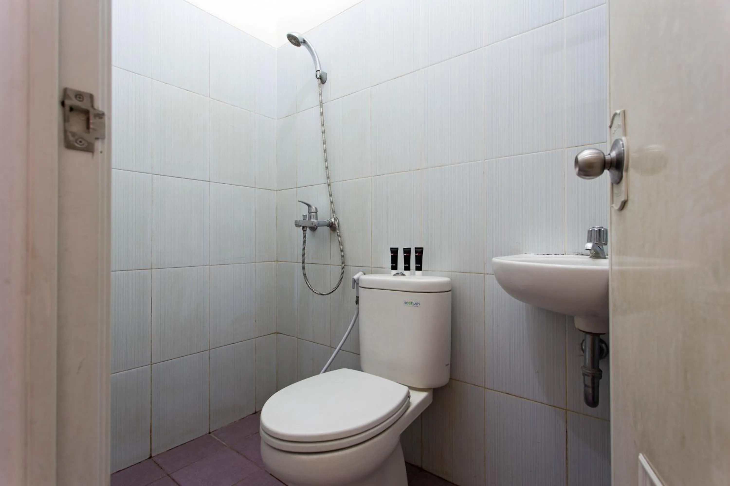 Bathroom in RedDoorz Plus near Siloam Karawaci