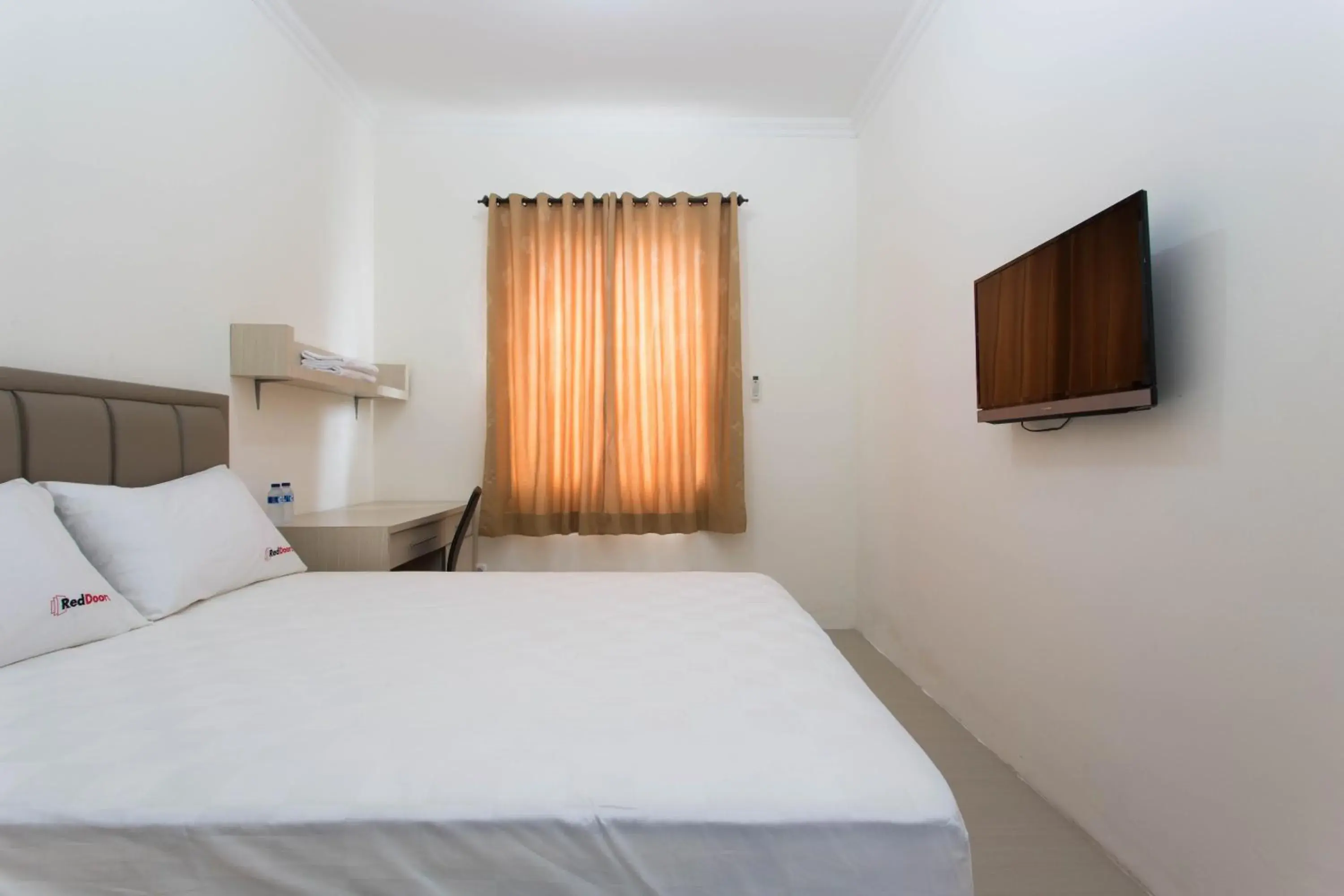 Bedroom, Bed in RedDoorz Plus near Siloam Karawaci Bedroom, Bed in RedDoorz Plus near Siloam Karawaci