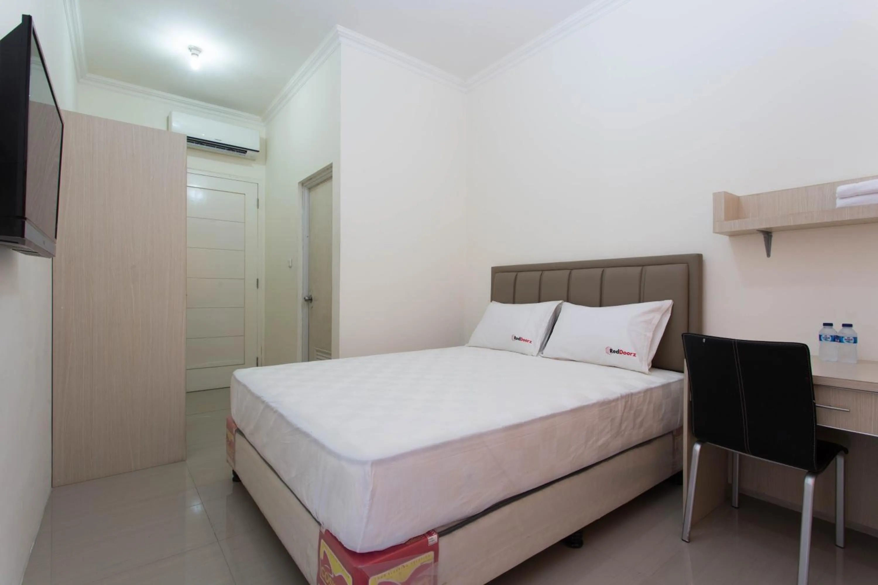 Bedroom, Bed in RedDoorz Plus near Siloam Karawaci