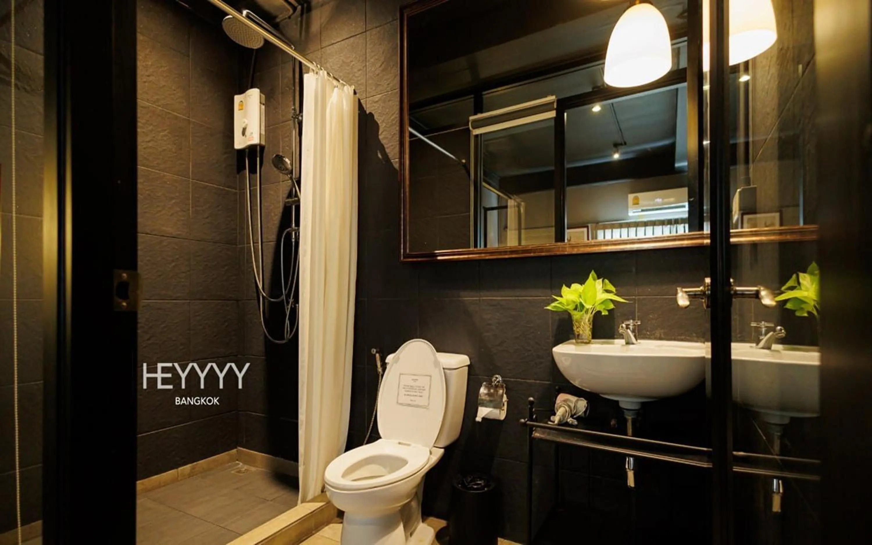 Bathroom in Heyyyy Bangkok