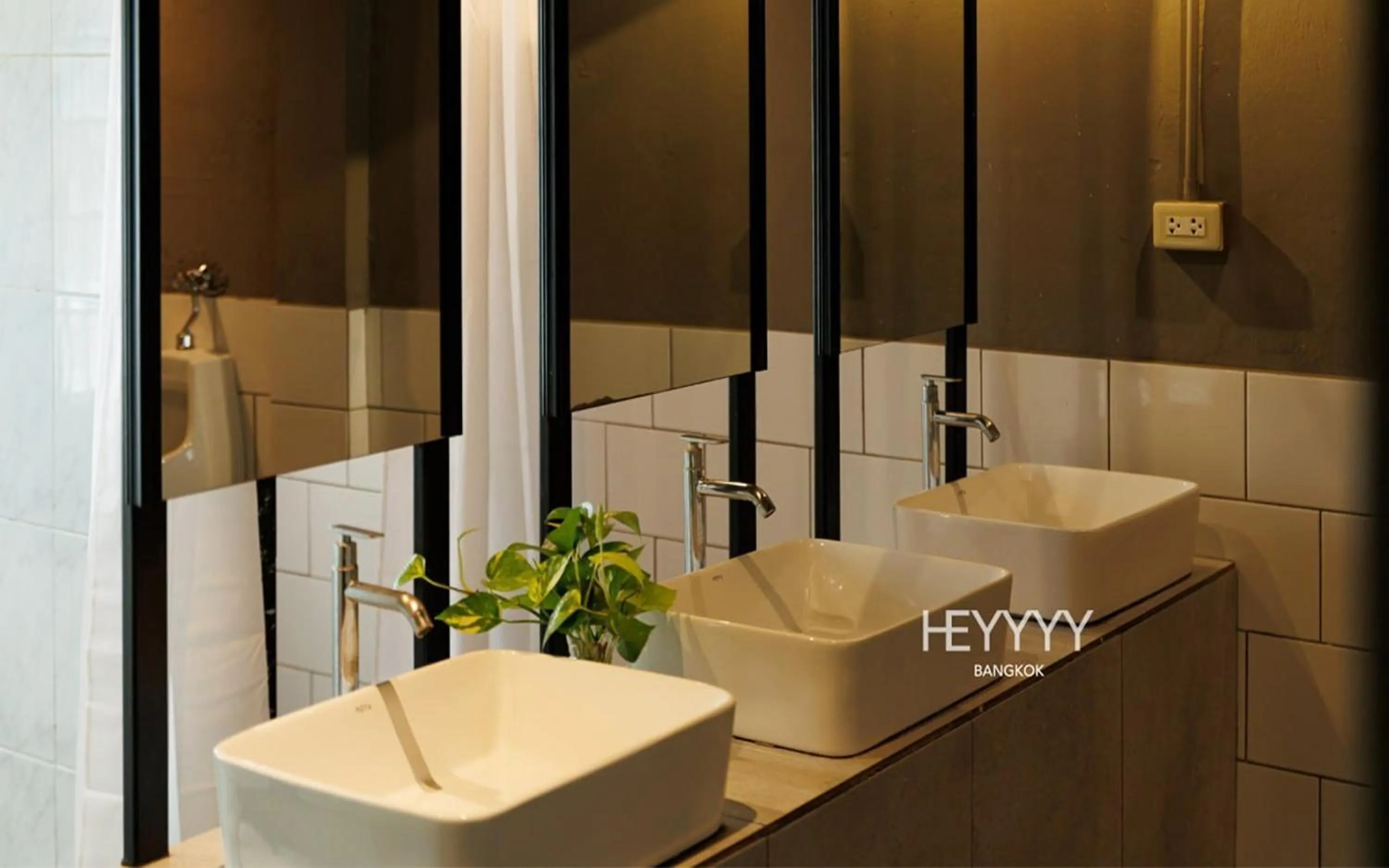 Bathroom in Heyyyy Bangkok