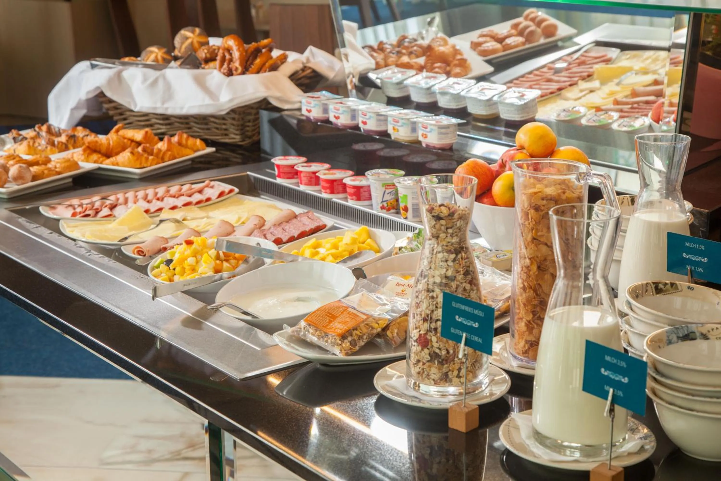 Buffet breakfast in Victory Gästehaus Therme Erding