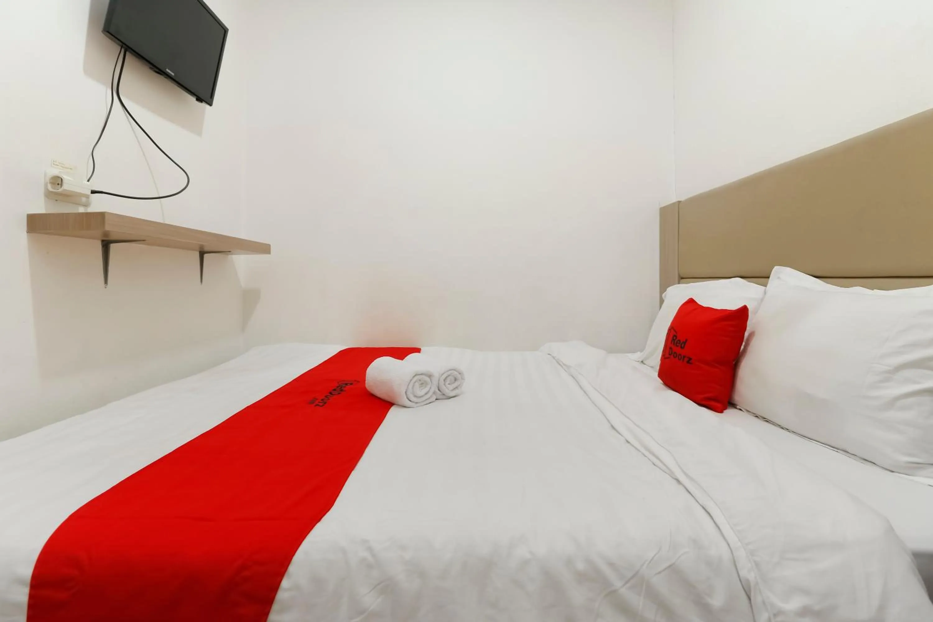 Bedroom, Bed in RedDoorz @ Kebon Kacang