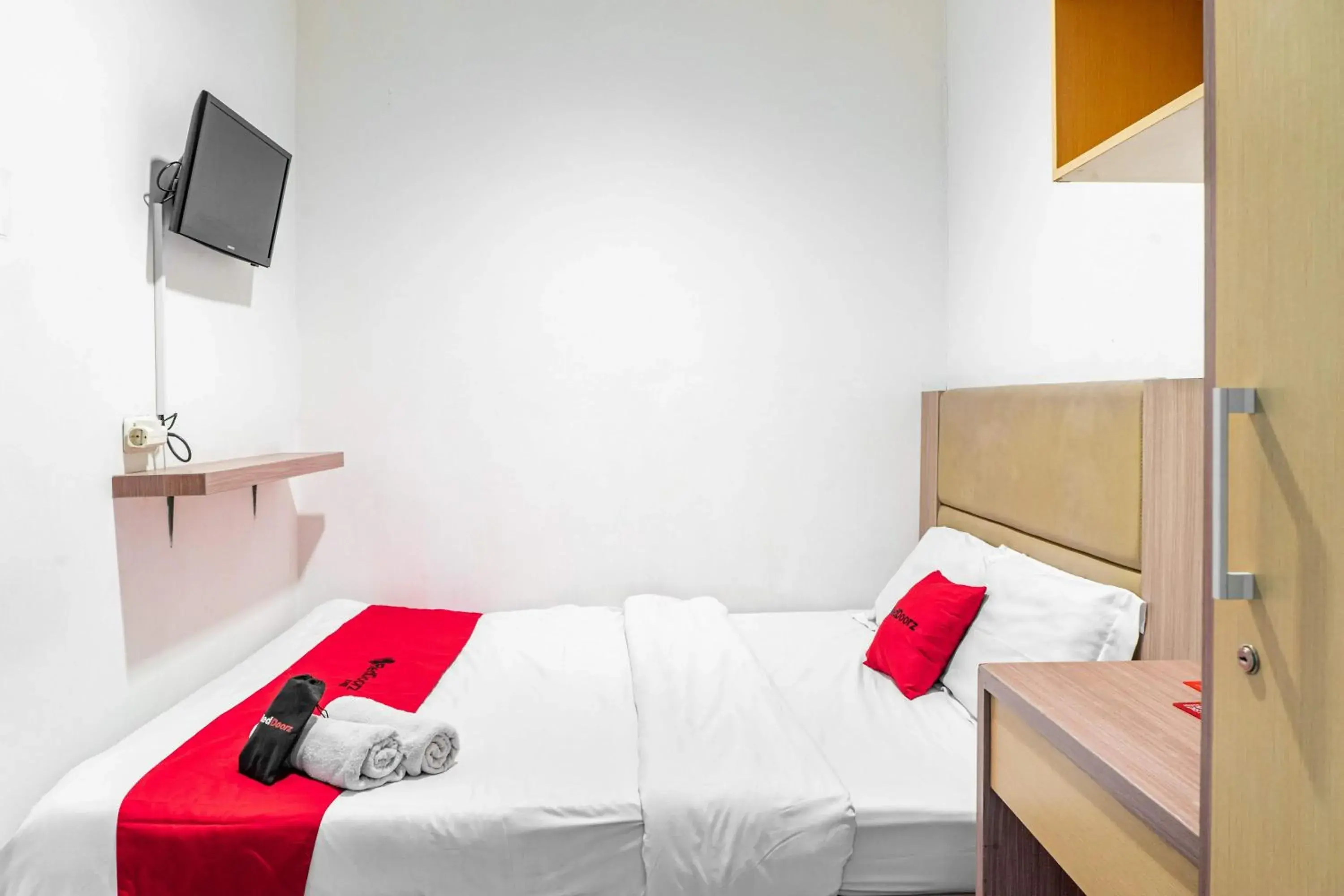 Double Room in RedDoorz @ Kebon Kacang Double Room in RedDoorz @ Kebon Kacang