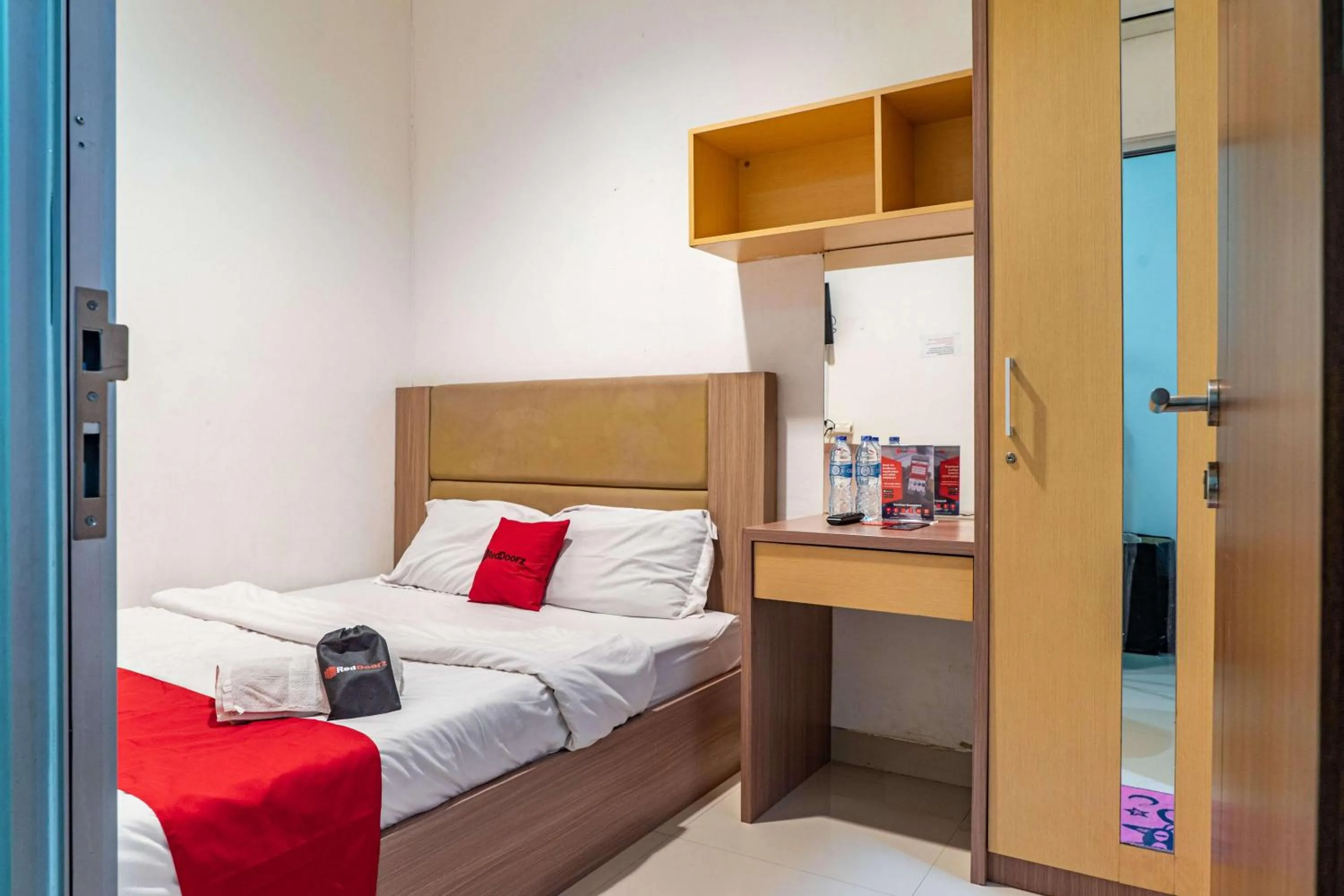 Double Room in RedDoorz @ Kebon Kacang