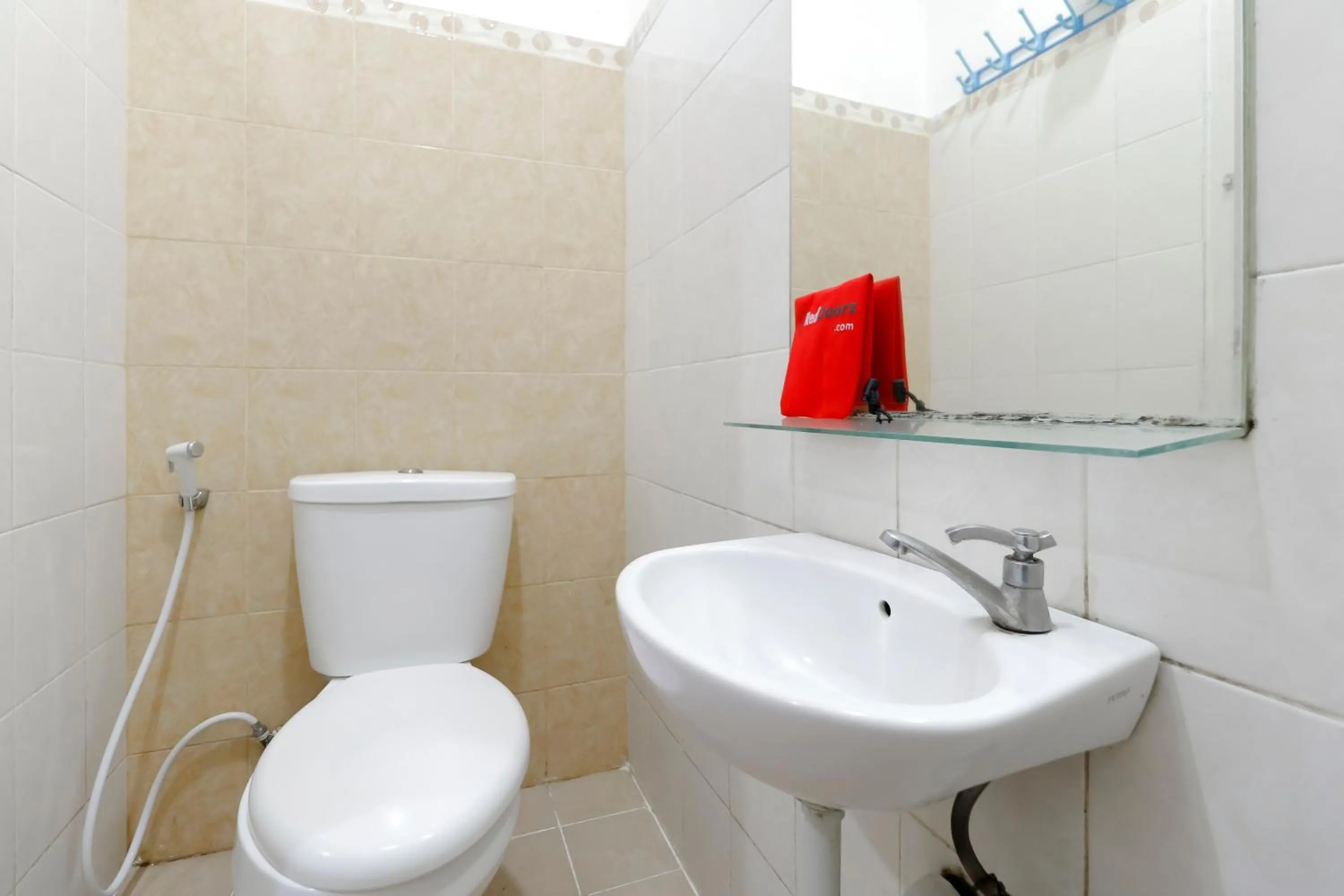 Bathroom in RedDoorz @ Kebon Kacang