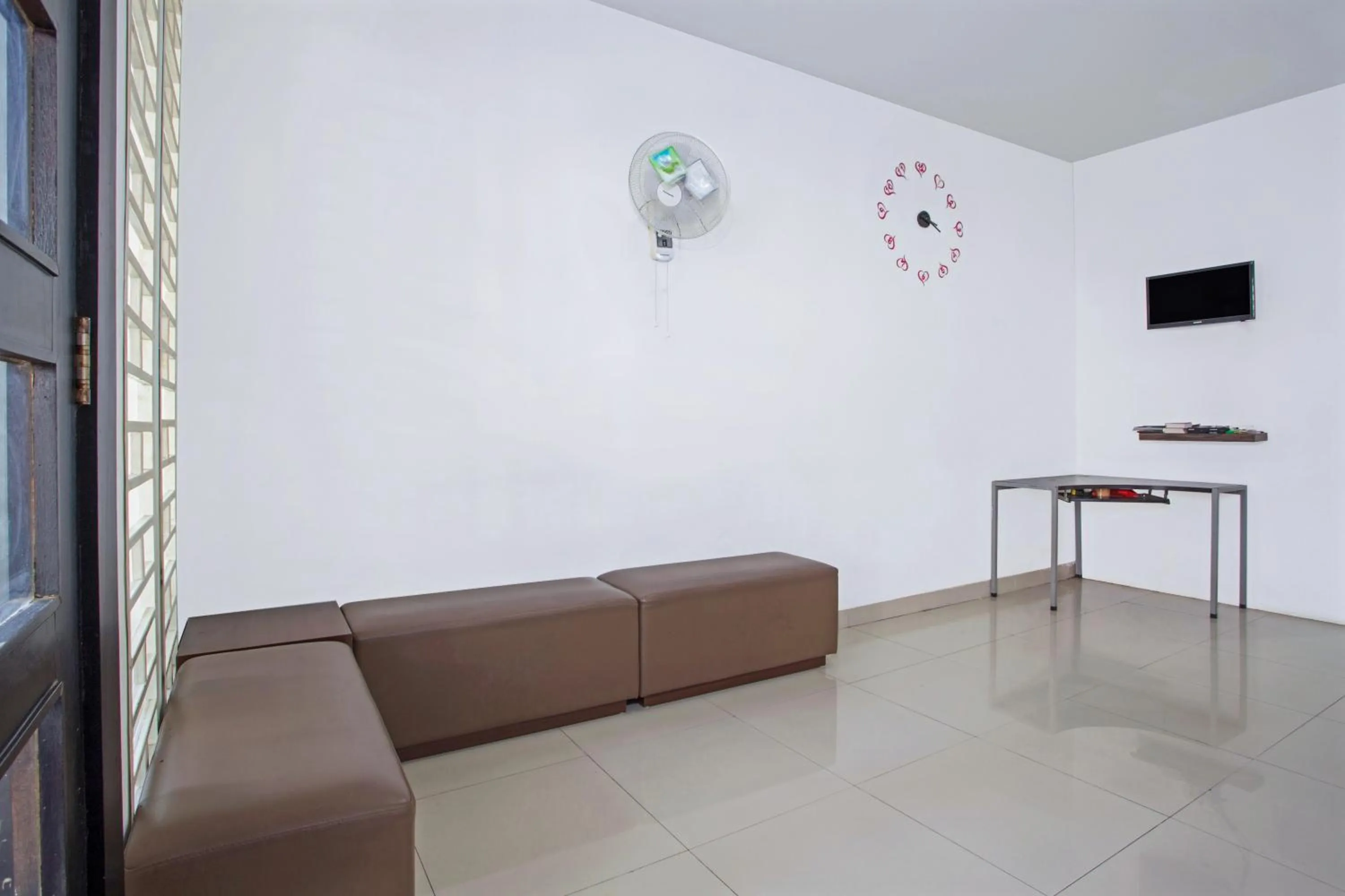 Lobby or reception in RedDoorz @ Kebon Kacang