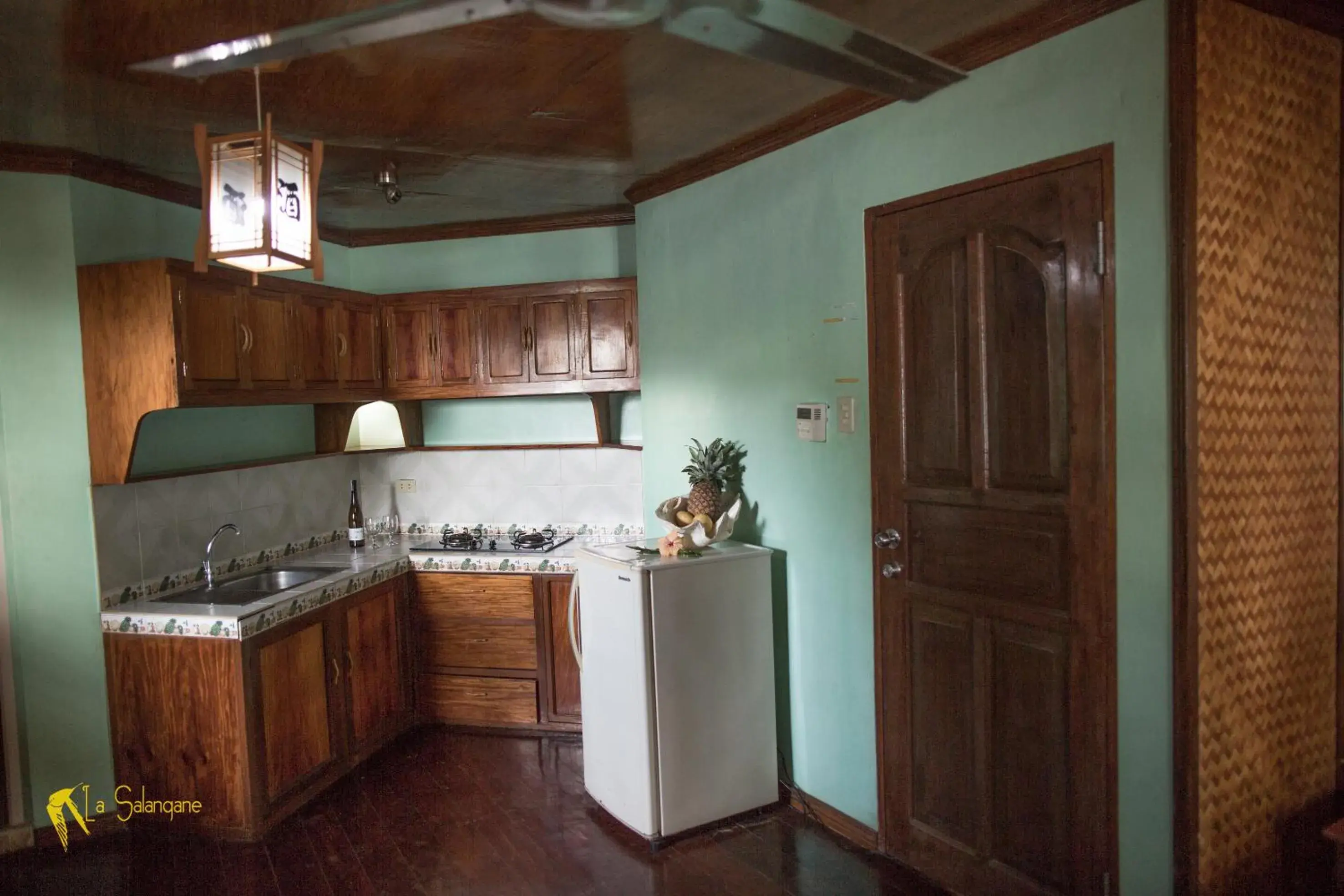 Kitchen or kitchenette in La Salangane Caalan Beach Villa Kitchen or kitchenette in La Salangane Caalan Beach Villa