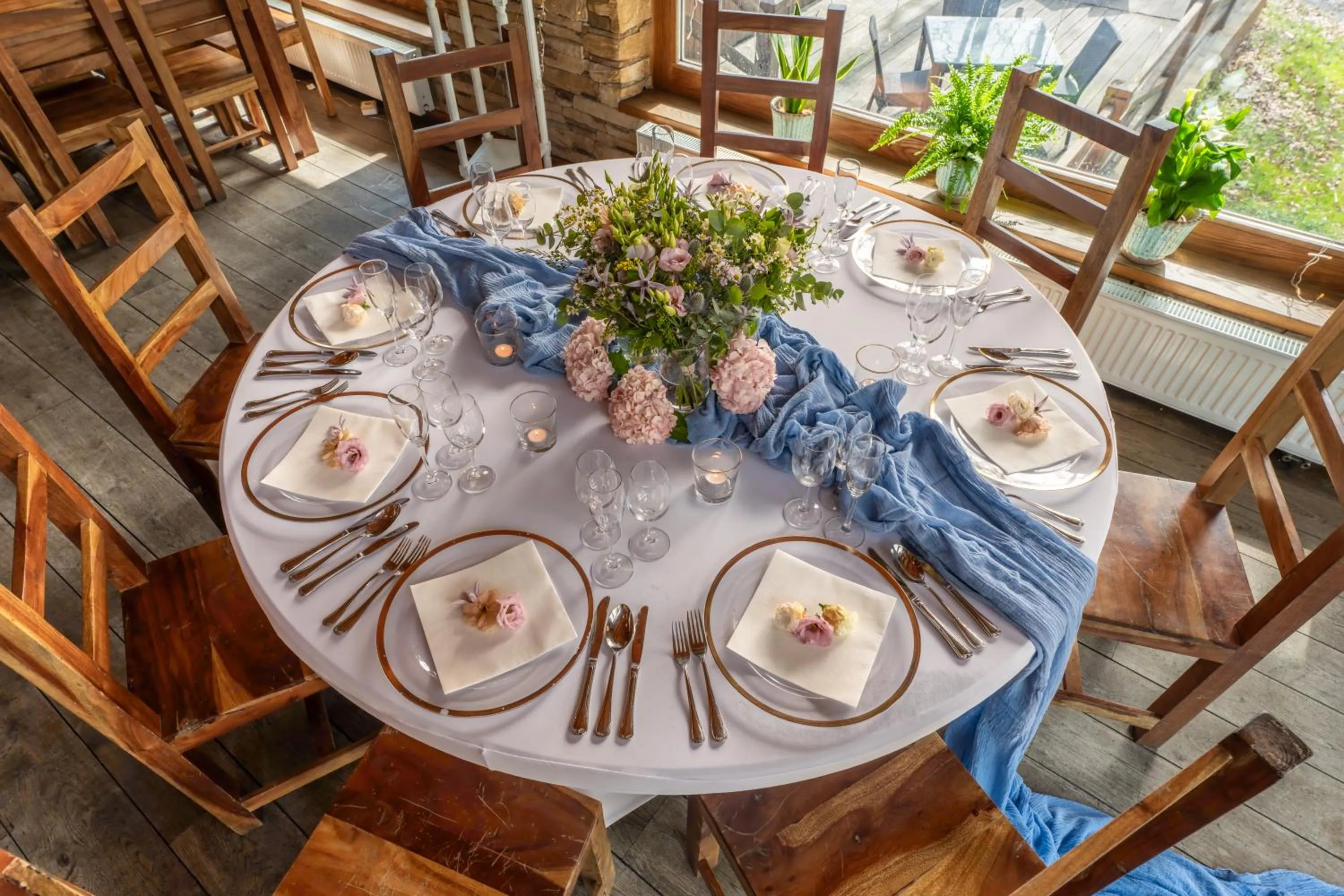 Restaurant/places to eat in Archa hotel