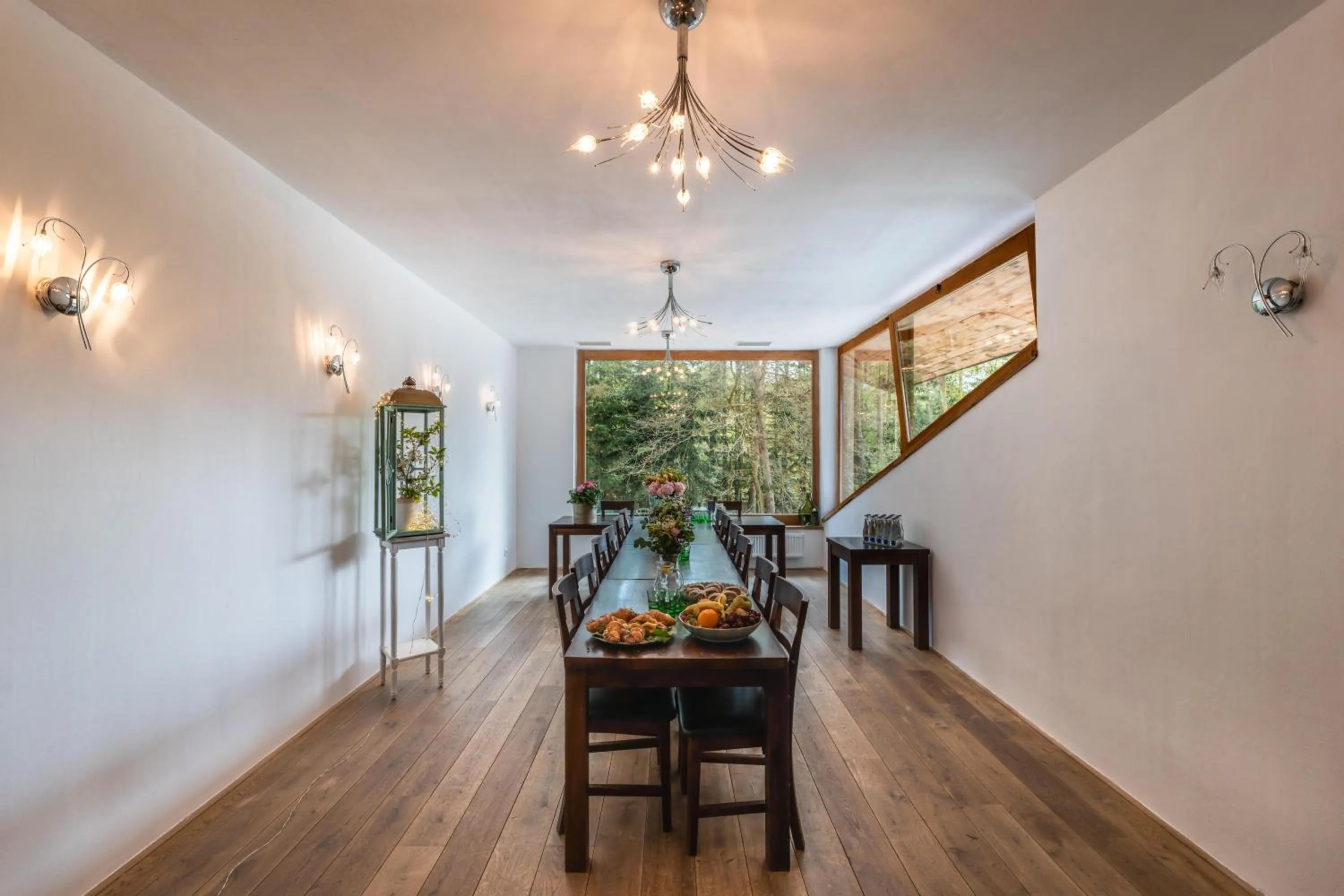 Restaurant/places to eat in Archa hotel