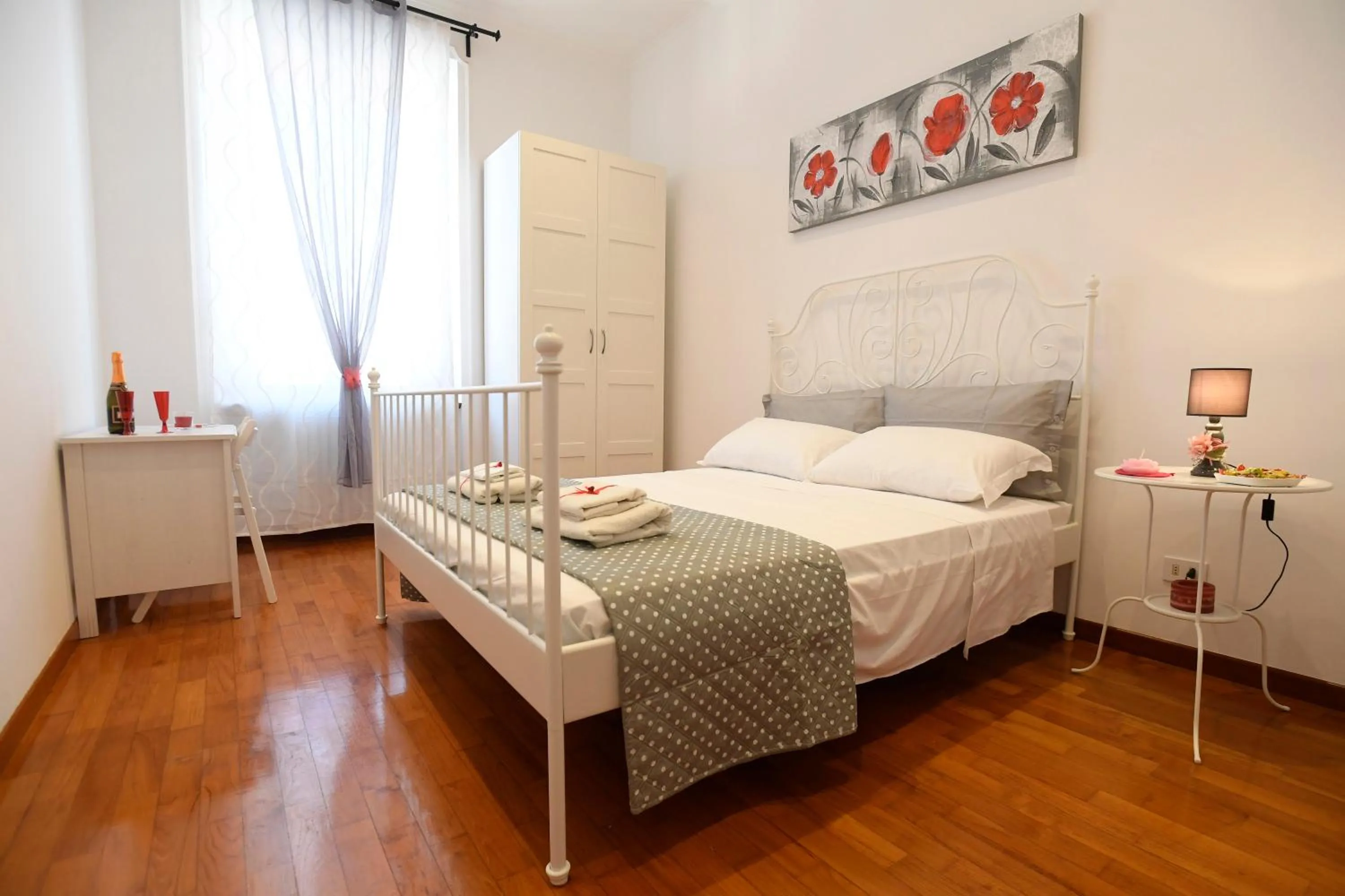 Photo of the whole room, Bed in Big House Colosseum