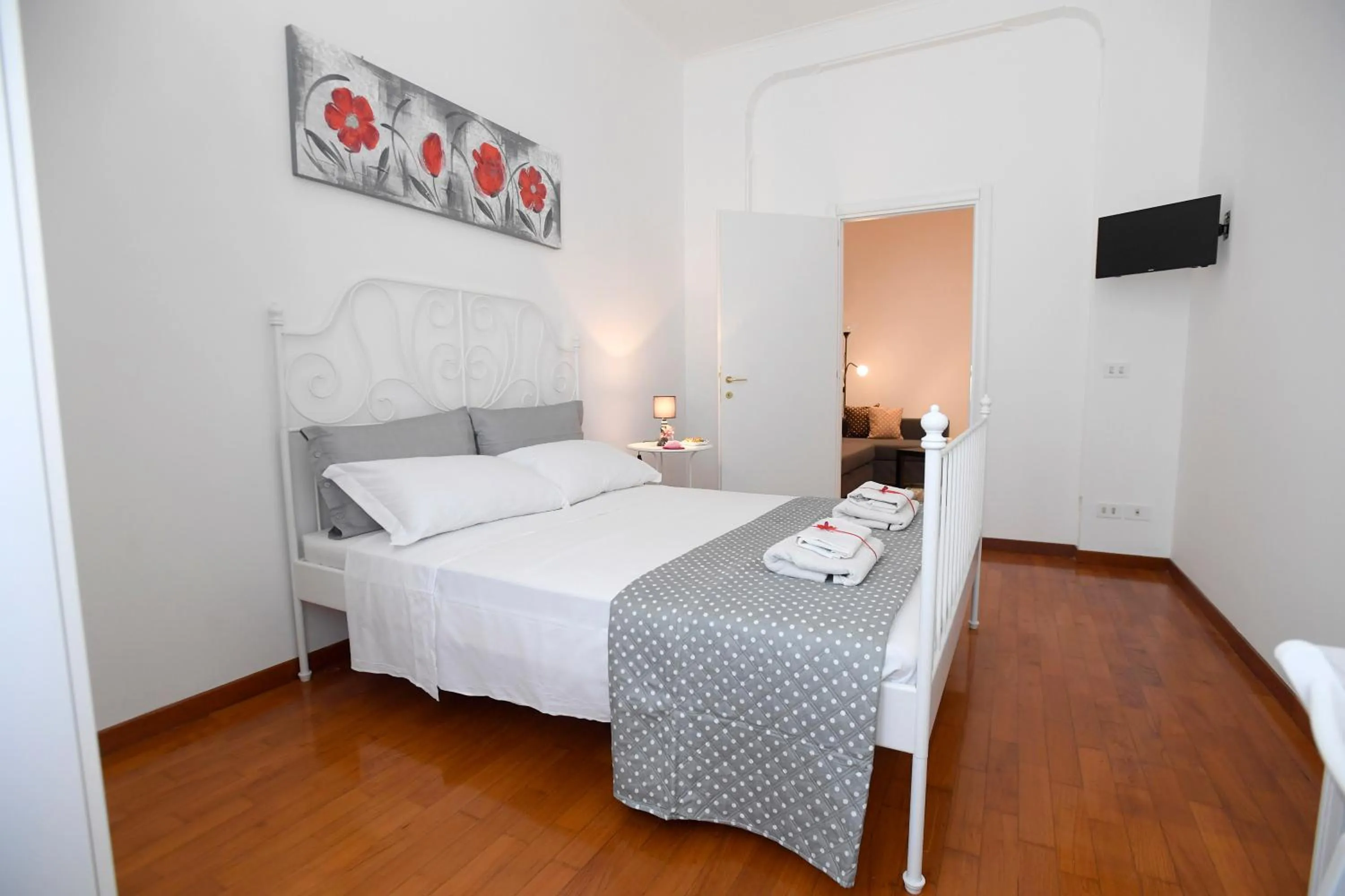 Photo of the whole room, Bed in Big House Colosseum